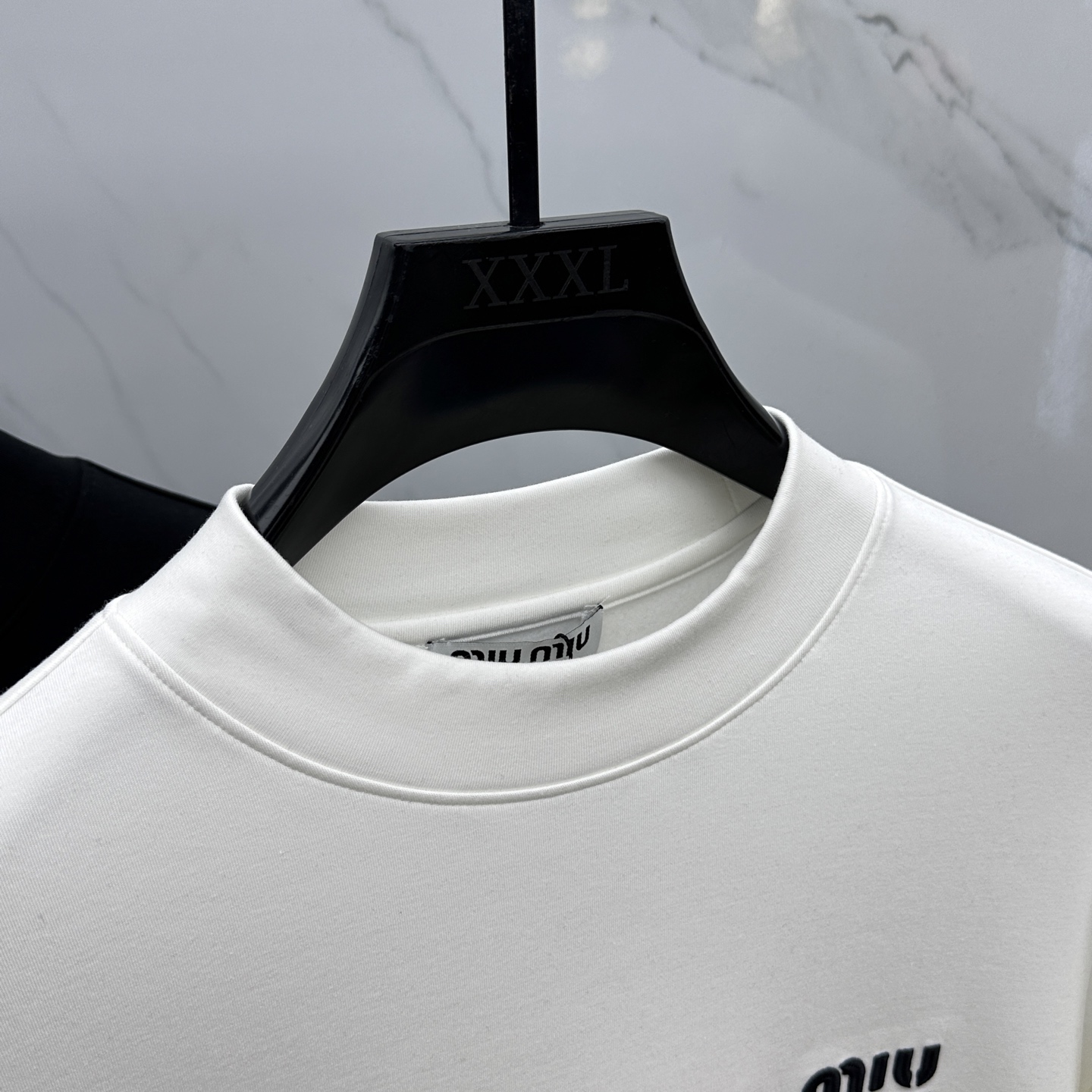 🆕miumiu 2025秋冬新款长袖打底衫保暖，同步发售！定制专属纯棉面料，内微磨毛，胸前采用品牌log