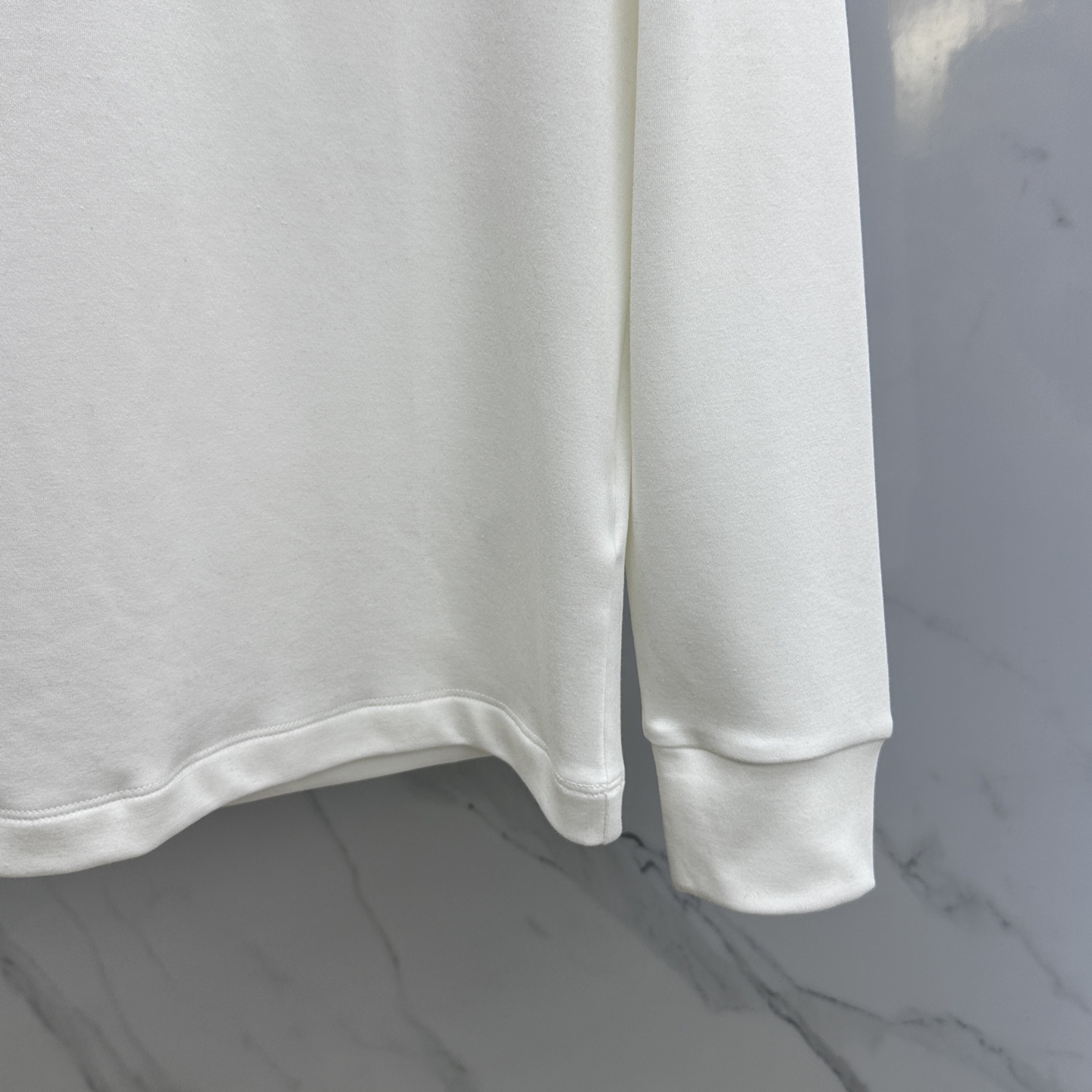 🆕miumiu 2025秋冬新款长袖打底衫保暖，同步发售！定制专属纯棉面料，内微磨毛，胸前采用品牌log