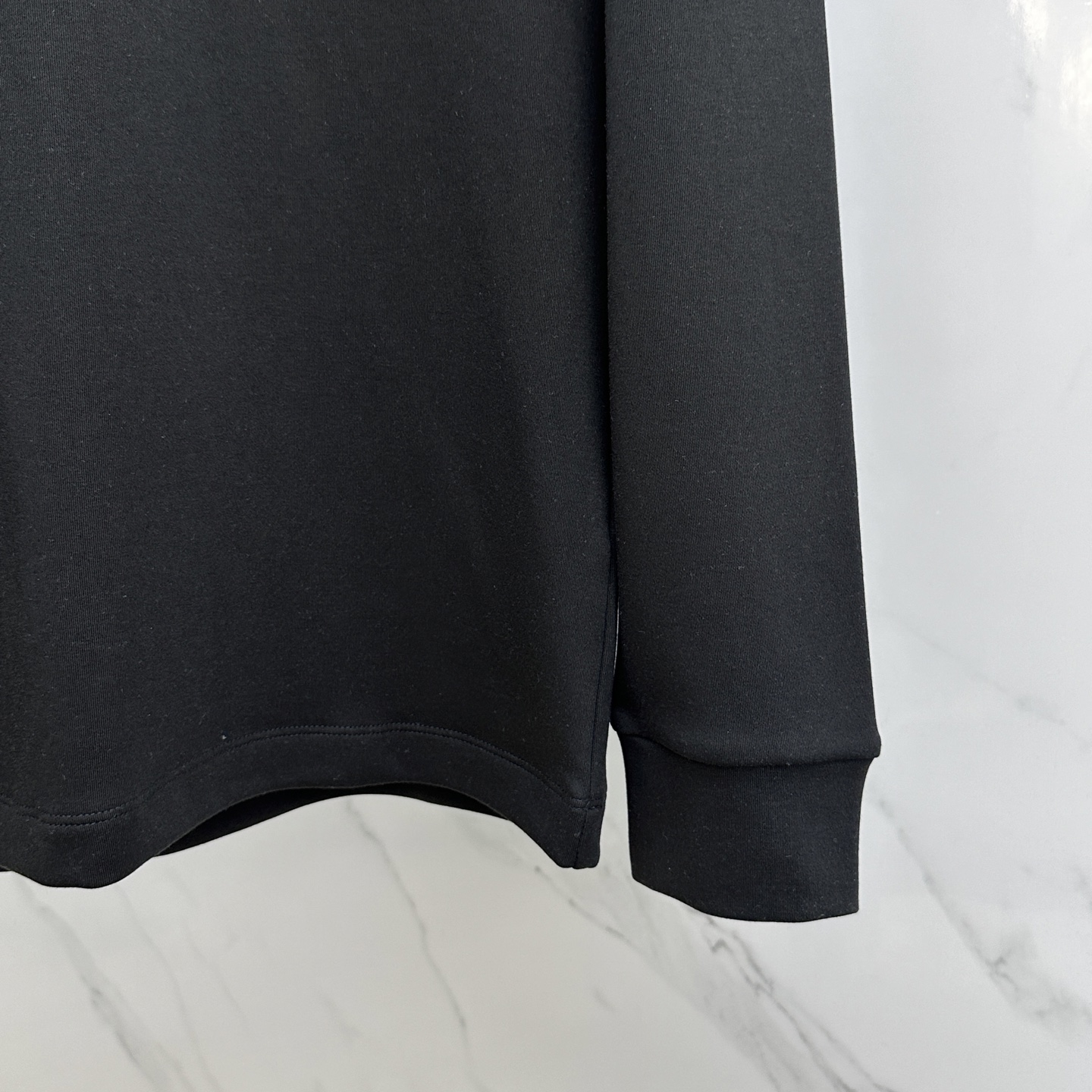 🆕miumiu 2025秋冬新款长袖打底衫保暖，同步发售！定制专属纯棉面料，内微磨毛，胸前采用品牌log