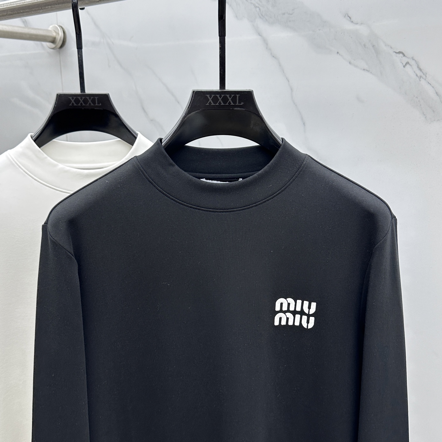 🆕miumiu 2025秋冬新款长袖打底衫保暖，同步发售！定制专属纯棉面料，内微磨毛，胸前采用品牌log