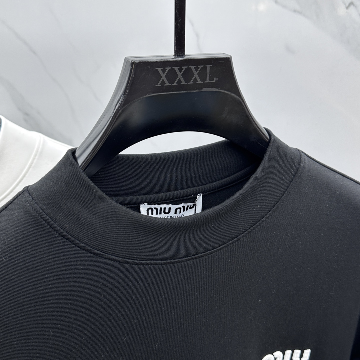 🆕miumiu 2025秋冬新款长袖打底衫保暖，同步发售！定制专属纯棉面料，内微磨毛，胸前采用品牌log