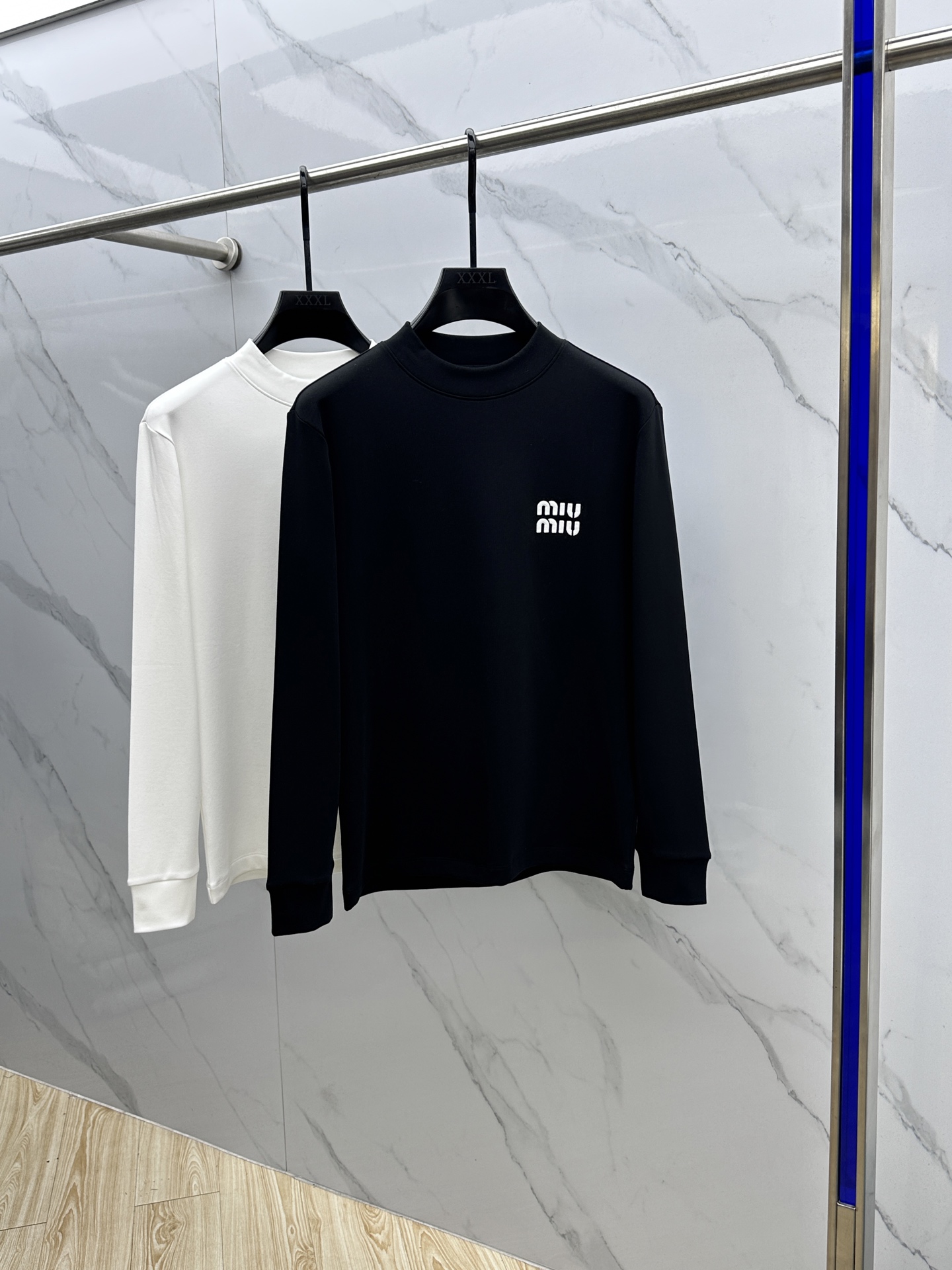 NO:601281,miumiu 2025 autumn and winter new long-sleeved bottoming shirt to keep warm, on sale simultaneously!  Customized exclusive pure cotton fabric, slightly brushed on the inside, with brand logo embroidered design on the chest!  Simple and elegant, easy to match and versatile, extremely high-grade, perfectly integrated into fashion and style, it is a top-notch fashionable style that is perfect for outer wear!  The whole thing gives people a natural feeling!  The ultimate classic and versatile short-sleeved style. Fans who pursue high quality should rush to buy it by themselves. We sincerely invite all fans who know the product to appreciate this style together!  !  dx size S-2XL,,miumiu,T-shirt,alexander wang19860909miumiu 2025秋冬新款长袖打底衫保暖,同步发售！定制专属纯棉面料,内微磨毛,胸前采用品牌logo图案刺绣设计！简约大方,从容百搭,档次极高,完美融入时尚还有风情感一款完美符合外穿的顶尖时髦气质款！整体给人浑然天成的感觉！极致经典的百搭型短袖,追求高品质的粉丝们请自行抢购,诚邀所有识货的粉丝一同鉴赏此款！！dx尺码S-2XL,,miumiu,T-shirt,alexander wang,Men's clothing