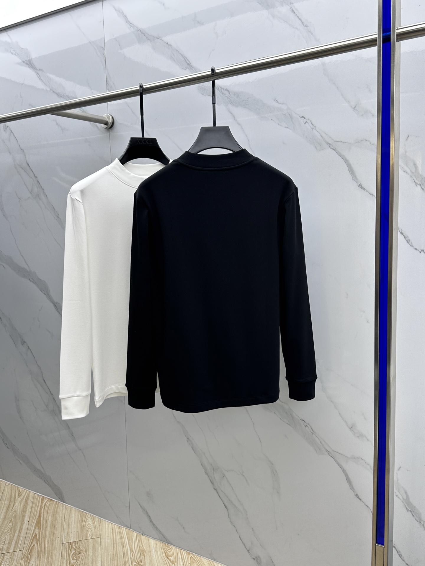 🆕miumiu 2025秋冬新款长袖打底衫保暖，同步发售！定制专属纯棉面料，内微磨毛，胸前采用品牌log