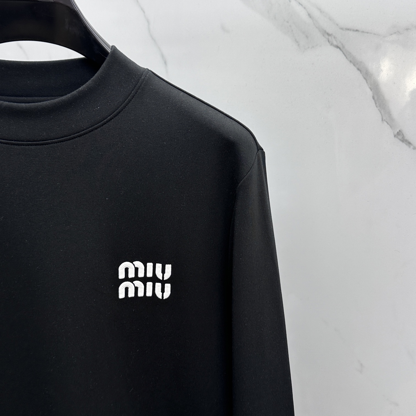 🆕miumiu 2025秋冬新款长袖打底衫保暖，同步发售！定制专属纯棉面料，内微磨毛，胸前采用品牌log