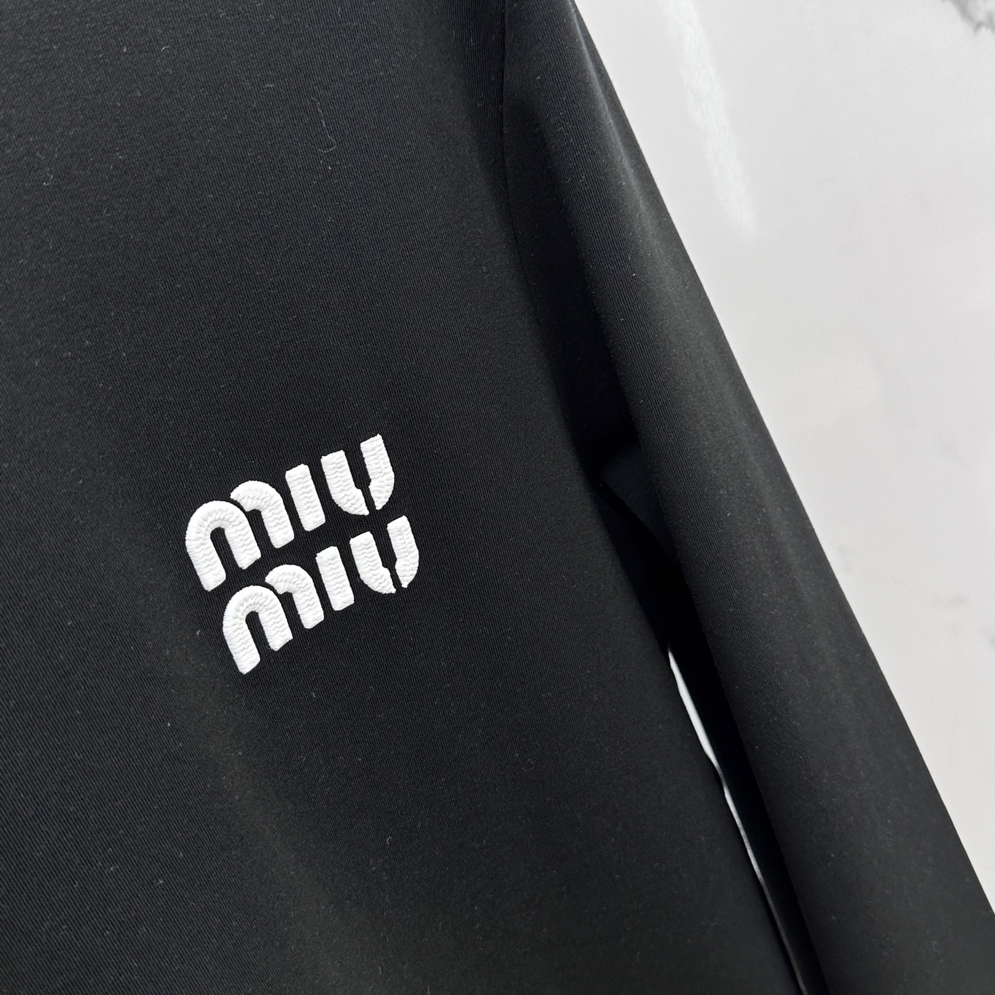 🆕miumiu 2025秋冬新款长袖打底衫保暖，同步发售！定制专属纯棉面料，内微磨毛，胸前采用品牌log