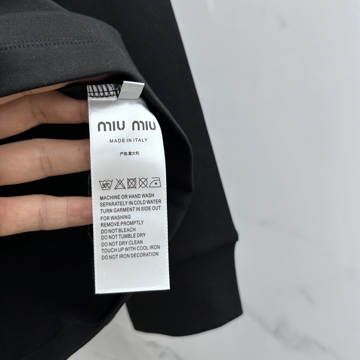 🆕miumiu 2025秋冬新款长袖打底衫保暖，同步发售！定制专属纯棉面料，内微磨毛，胸前采用品牌log