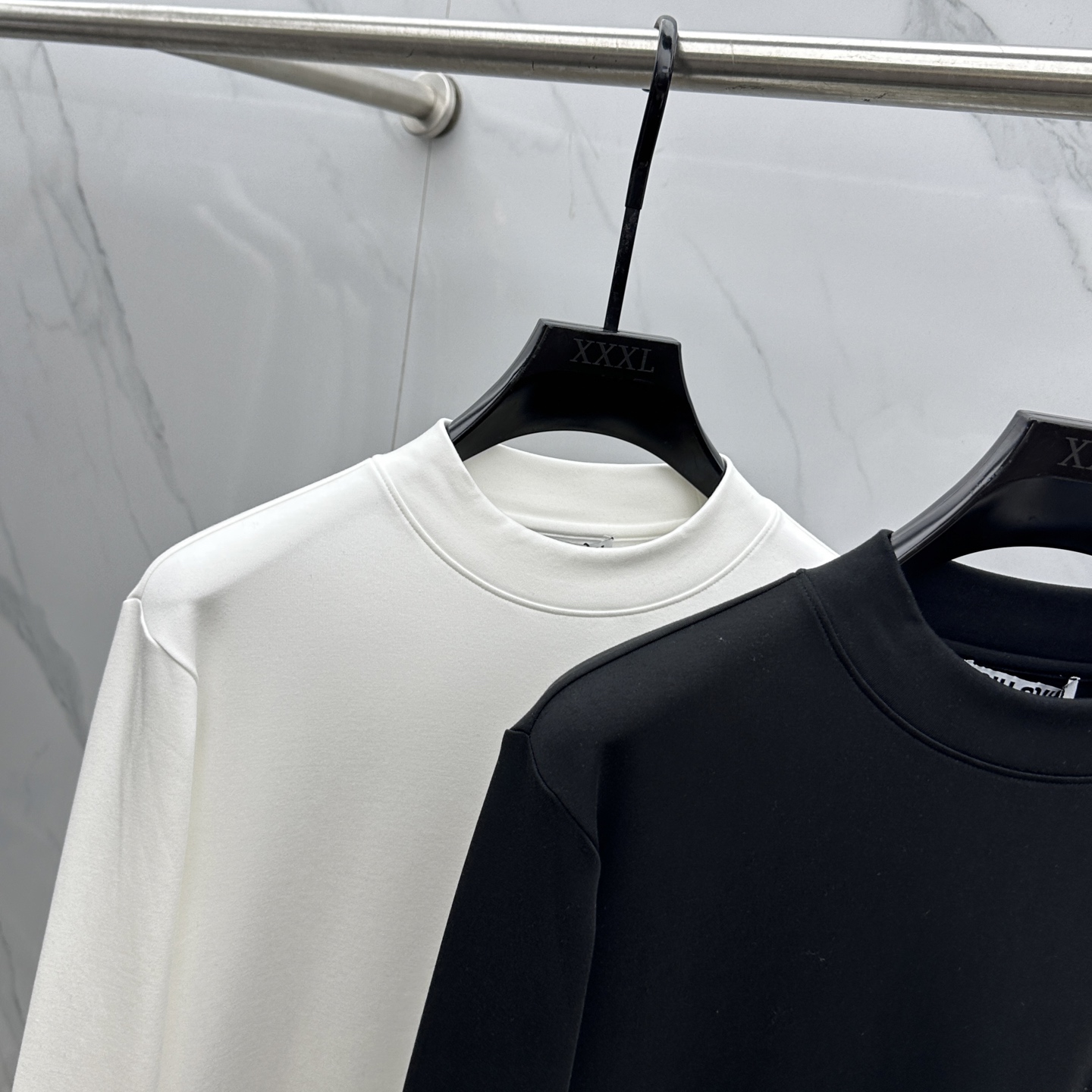 🆕miumiu 2025秋冬新款长袖打底衫保暖，同步发售！定制专属纯棉面料，内微磨毛，胸前采用品牌log