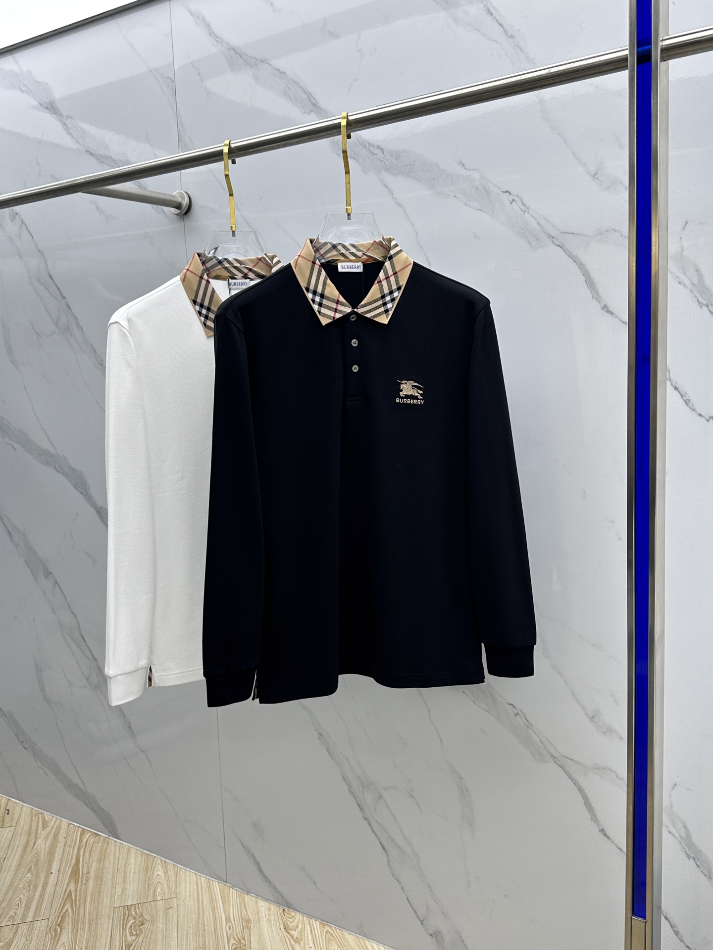 NO:596972,Burberry 2025 autumn and winter new long-sleeved shirt. Product from Hong Kong trading company, pure foreign trade channel, same style!  !  The high-grade materials imported from Egypt are selected from the finest long-staple cotton raw materials with excellent sunlight in the Nile River area. They are custom-woven and dyed in a century-old British workshop. It is an extremely luxurious and special material. The fabric properties are all of the highest quality. The mesh structure is delicate and natural, with perfect combination of comfort and breathability. The tactile experience is self-evident, and the ultimate luxury enjoyment!  The details are exquisite and outstanding, the appearance is perfect, and the craftsmanship is demonstrated everywhere. The fashionable three-button placket and lapel design are fashionable and age-reducing. The upper body is full of temperament, elegant and capable, with both style and style. dx is a versatile shirt with excellent wearability!  Size M-3XL,,burberry,burberry,alexander wang19860909Burberry巴宝莉 2025秋冬新款长袖衫 香港贸易公司货,纯正洋行渠道,同款！！ 客供埃及进口高级物料,甄选尼罗河区域光照极好的上等长绒棉花原料,经过英国百年工坊定织定染而成,极为奢华特殊的材质,面料属性皆为上乘,网眼结构细腻自然,舒适性与透气性完美兼备,触感体验不言而喻,奢华极致享受！ 细节精致出挑,品相完美如斯,处处彰显出匠心工艺,时尚三扣开合门襟,搭配翻领设计,时髦且减龄,上身满满的气质感,优雅且干练,型格兼具,dx百搭实穿性极好的一款衫！ 尺码M-3XL,,burberry,burberry,alexander wang,Men's clothing