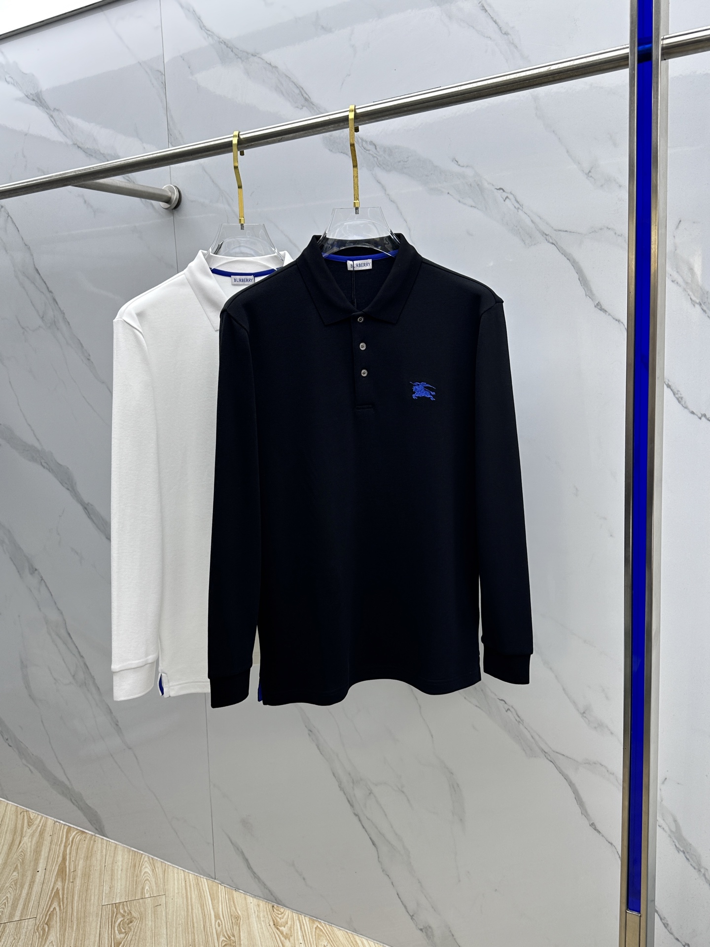 NO:596981,Burberry 2025 autumn and winter new long-sleeved shirt. Product from Hong Kong trading company, pure foreign trade channel, same style!  !  The high-grade materials imported from Egypt are selected from the finest long-staple cotton raw materials with excellent sunlight in the Nile River area. They are custom-woven and dyed in a century-old British workshop. It is an extremely luxurious and special material. The fabric properties are all of the highest quality. The mesh structure is delicate and natural, with perfect combination of comfort and breathability. The tactile experience is self-evident, and the ultimate luxury enjoyment!  The details are exquisite and outstanding, the appearance is perfect, and the craftsmanship is demonstrated everywhere. The fashionable three-button placket and lapel design are fashionable and age-reducing. The upper body is full of temperament, elegant and capable, with both style and style. dx is a versatile shirt with excellent wearability!  Size M-3XL,,burberry,burberry,alexander wang19860909Burberry巴宝莉 2025秋冬新款长袖衫 香港贸易公司货,纯正洋行渠道,同款！！ 客供埃及进口高级物料,甄选尼罗河区域光照极好的上等长绒棉花原料,经过英国百年工坊定织定染而成,极为奢华特殊的材质,面料属性皆为上乘,网眼结构细腻自然,舒适性与透气性完美兼备,触感体验不言而喻,奢华极致享受！ 细节精致出挑,品相完美如斯,处处彰显出匠心工艺,时尚三扣开合门襟,搭配翻领设计,时髦且减龄,上身满满的气质感,优雅且干练,型格兼具,dx百搭实穿性极好的一款衫！ 尺码M-3XL,,burberry,burberry,alexander wang,Men's clothing