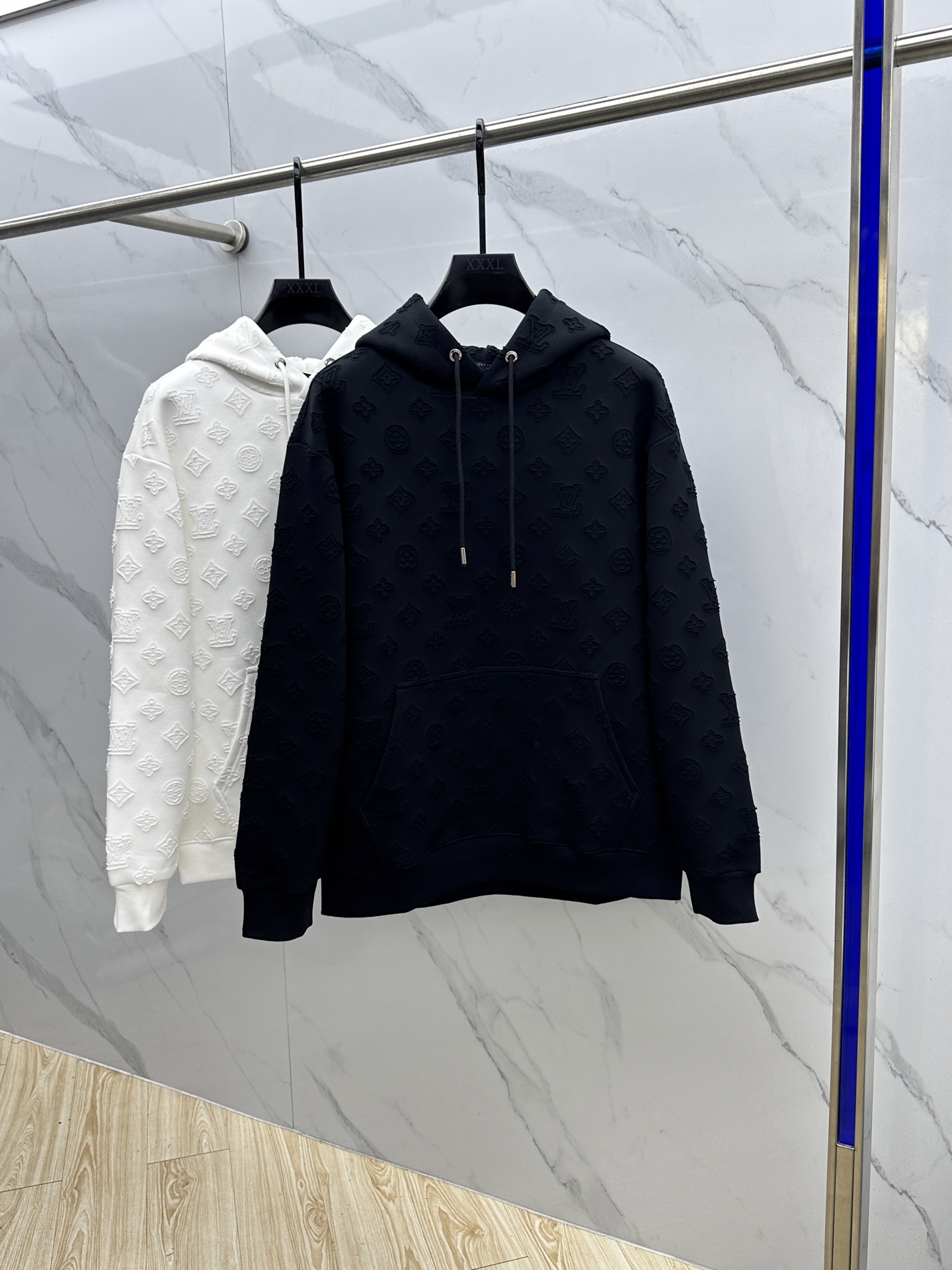 NO:596984,LV Louis Vuitton 2025ss new autumn and winter long-sleeved hooded sweatshirt. The fabric is made of heavyweight composite double-layer fabric. The whole garment is washed, supplemented by laser burning technology. The ready-made garment is washed and has a loose fit. The fabric is stiff and stylish. It does not deform or shrink. There are sets of sweatpants to match, high-quality products from major manufacturers. Three standards are complete. Welcome to buy hei sizes S-XL, Louis Vuitton, Louis  vuitton,hoodie,sweatshirts,hats,alexander wang19860909LV路易威登 2025ss秋冬新款长袖连帽卫衣 面料采用重磅复合双层面料 整衣洗水 辅以激光烧花工艺 成衣洗水宽松版型 面料硬挺有型 不变形不缩水 有成套卫裤可搭,大厂高品质大货 三标齐全 欢迎选购hei 尺码S-XL,,louis vuitton,louis vuitton,hoodie,sweatshirts,hats,alexander wang,Men's clothing