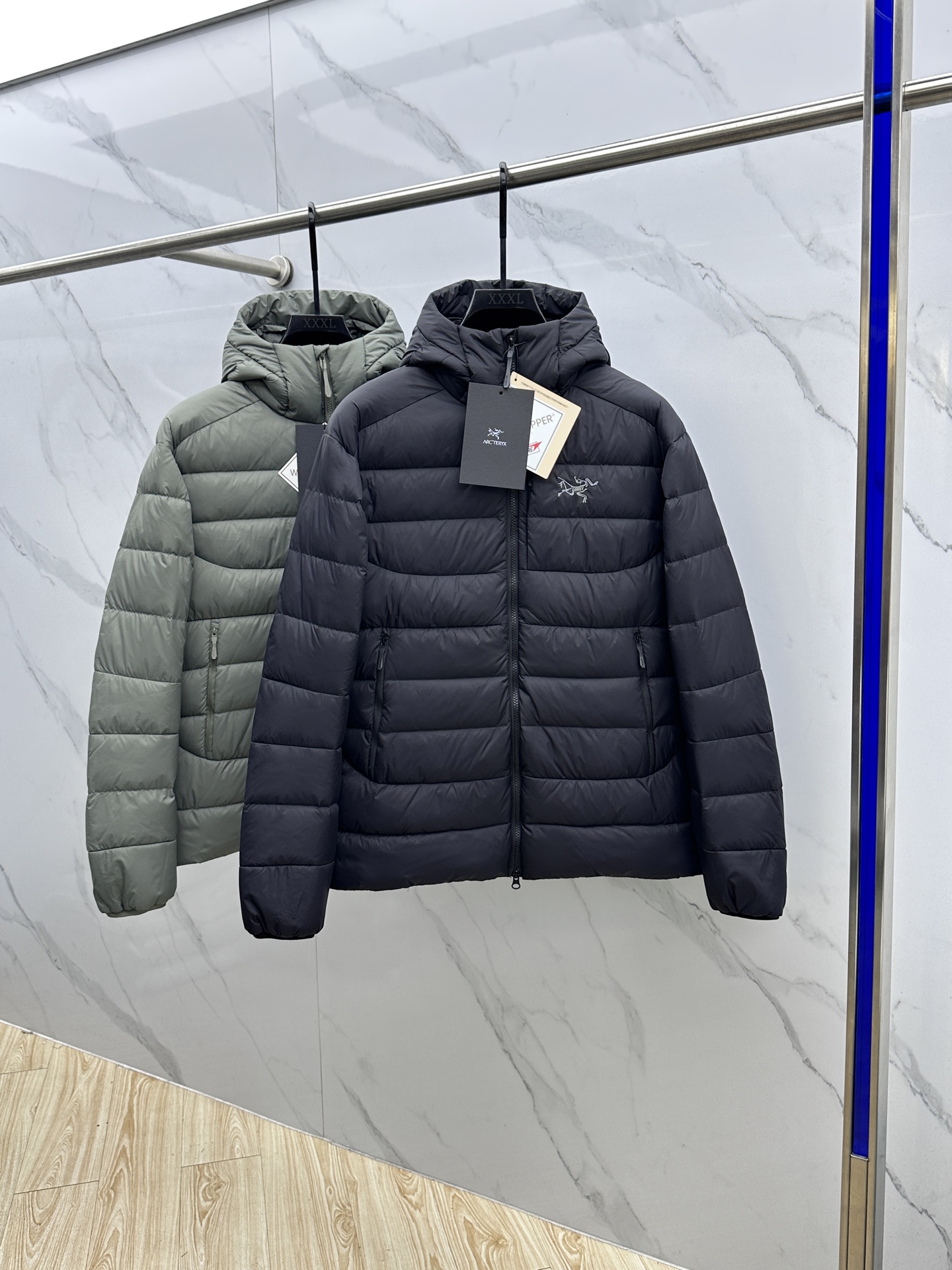 NO:596987,ARCTERYX 2025ss new hooded thermal cotton jacket, simple design, with brand logo, suitable for daily wear or light outdoor activities, embroidered logo, very light and warm, real C cotton-filled underarm splicing fabric, more ergonomic, very good workmanship, easy to layer hard shell or soft shell on the outside, longer service life. Used for autumn and winter hiking!  hei size s-XXL,arc'teryx,hats,alexander wang19860909ARCTERYX始祖鸟 2025ss新款连帽保暖棉服,简约设计,带有品牌标志,适合日常穿搭或轻度户外活动,刺绣标 非常轻盈 保暖 真正的C棉填充腋下拼接面料 更符合人体工学 做工非常好 ,在外面轻松叠加硬壳,软壳,使用寿命更长.使用于秋冬徒步！hei 尺码s-XXL,arc'teryx,hats,alexander wang,Men's clothing