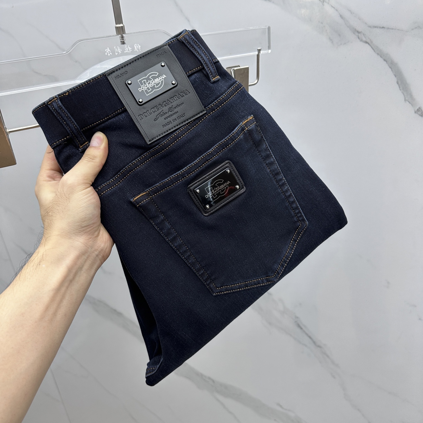 NO:596977,DG Dolce & Gabbana high-end customization, 2025 early autumn latest jeans, thickened fleece style, simultaneous sale at the counter, original customized replica, customer-supplied hardware accessories, original order quality, imported solid color denim fabric, heavy washing, fine workmanship, excellent upper body!  Preferred single product, complete with three standards, AX original product, code number 29-38, no 37, Dolce&Gabbana, jeans, alexander wang19860909DG杜嘉班纳 高端定制、2025早秋最新款牛仔裤 抓绒加厚款 柜台同步发售 原版定制复刻 客供五金辅料 原单品质 进口固色牛仔面料 重工洗水 做工走线精细 上身绝佳！优选单品 三标齐全 AX原单出品 码数29-38无37,,Dolce&Gabbana,jeans,alexander wang,Men's clothing