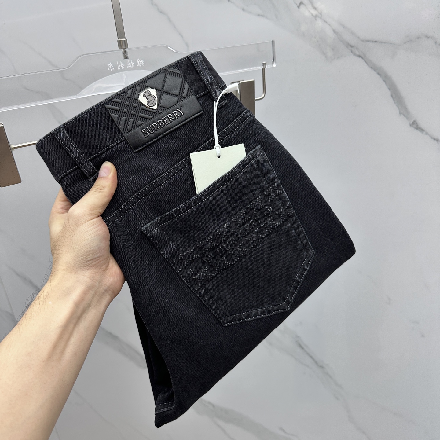 NO:596980,Burberry High-end customization, 2025 early autumn latest jeans, thickened fleece, sold simultaneously at the counter, original customized replica, customer-supplied hardware accessories, original order quality, imported solid color denim fabric, heavy washing, fine workmanship and routing, excellent upper body!  Preferred single product, complete with three standards, AX original product, code number 29-38, no 37,,burberry,burberry,jeans,alexander wang19860909Burberry巴宝莉 高端定制、2025早秋最新款牛仔裤 抓绒加厚款 柜台同步发售 原版定制复刻 客供五金辅料 原单品质 进口固色牛仔面料 重工洗水 做工走线精细 上身绝佳！优选单品 三标齐全 AX原单出品 码数29-38无37,,burberry,burberry,jeans,alexander wang,Men's clothing