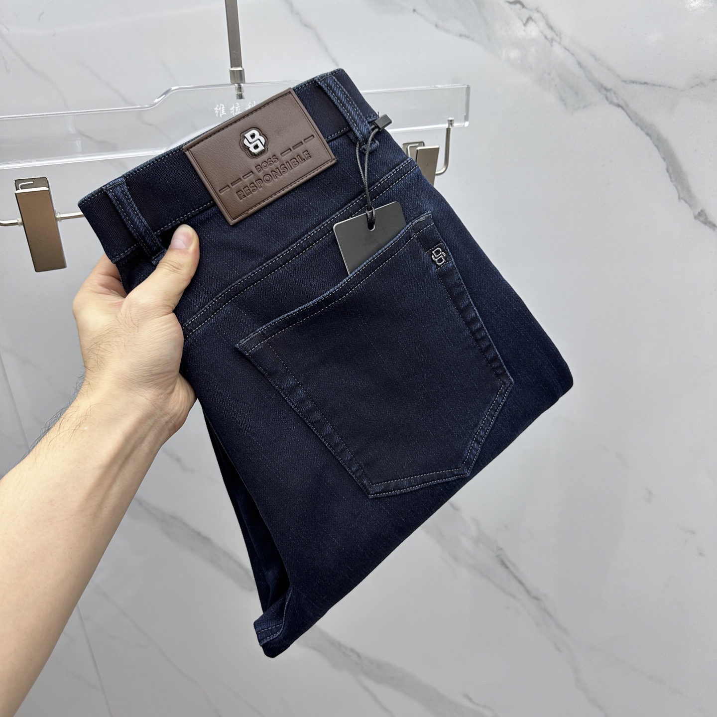 NO:596983,BOSS high-end customization, 2025 early autumn latest jeans, thickened fleece, sold simultaneously at the counter, original customized replica, customer-supplied hardware accessories, original quality, imported solid color denim fabric, heavy washing, fine workmanship and routing, excellent upper body!  Preferred single product, complete with three standards, AX original product, code number 29-38, no 37,,jeans,alexander wang19860909BOSS 高端定制、2025早秋最新款牛仔裤 抓绒加厚款 柜台同步发售 原版定制复刻 客供五金辅料 原单品质 进口固色牛仔面料 重工洗水 做工走线精细 上身绝佳！优选单品 三标齐全 AX原单出品 码数29-38无37,,jeans,alexander wang,Men's clothing