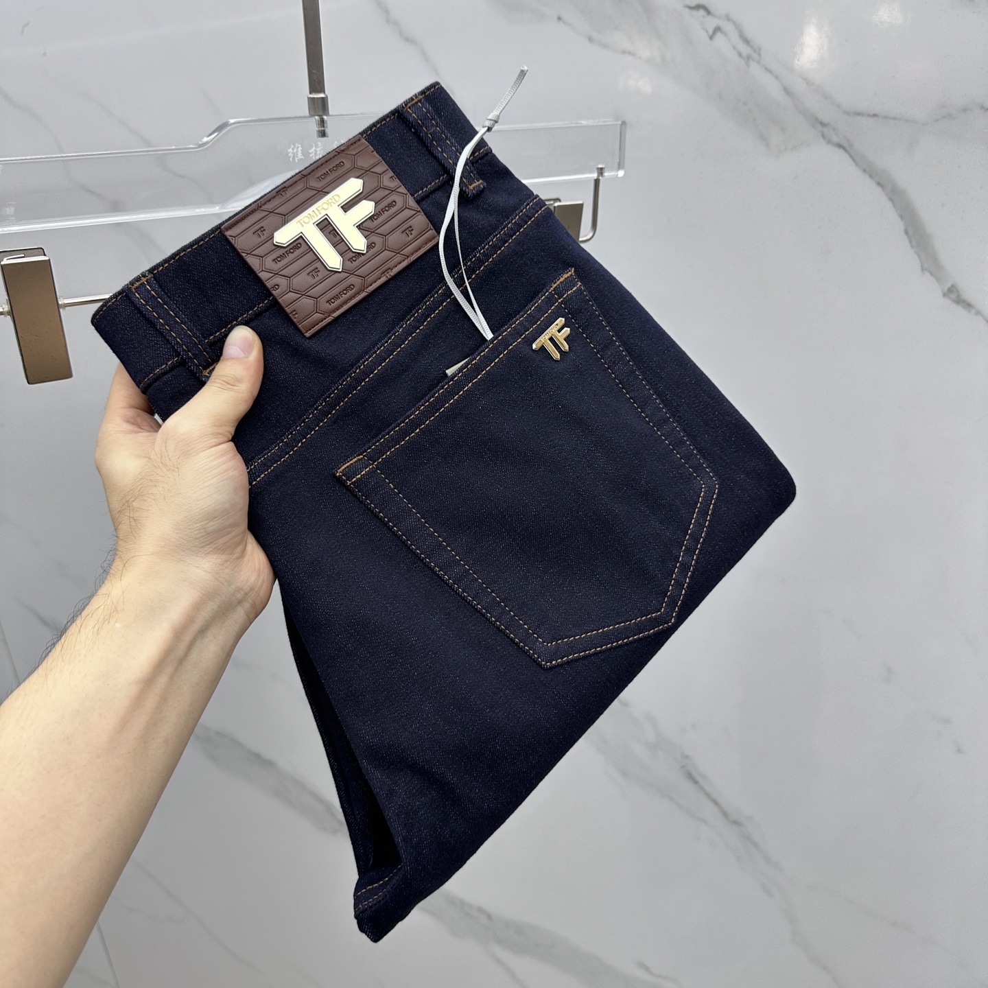 NO:596986,TF high-end customization, the latest jeans for early autumn 2025, thickened fleece, sold simultaneously at the counter, original customized replica, customer-supplied hardware accessories, original quality, imported solid-color denim fabric, heavy washing, fine workmanship, excellent upper body!  Preferred single product, complete with three standards, AX original product, code number 29-38, no 37,,tom ford,jeans,alexander wang19860909TF 高端定制、2025早秋最新款牛仔裤 抓绒加厚款 柜台同步发售 原版定制复刻 客供五金辅料 原单品质 进口固色牛仔面料 重工洗水 做工走线精细 上身绝佳！优选单品 三标齐全 AX原单出品 码数29-38无37,,tom ford,jeans,alexander wang,Men's clothing