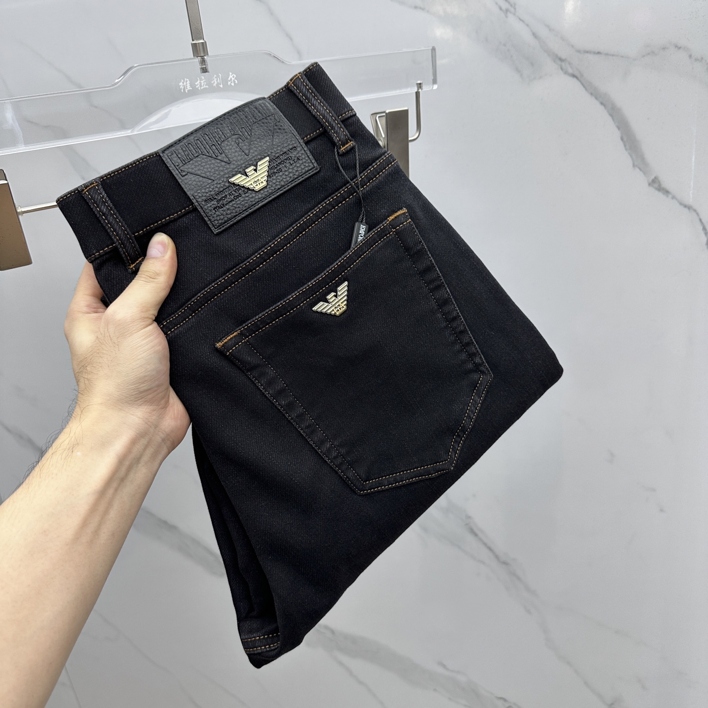 NO:596992,Amani High-end customization, the latest jeans for early autumn 2025, thickened fleece styles, sold simultaneously at the counter, original customized replicas, customer-supplied hardware accessories, original quality, imported solid-color denim fabrics, heavy washing, fine workmanship, and excellent upper body!  Preferred single product, complete with three standards, AX original product, code number 29-38, no 37, armani, jeans, alexander wang19860909Amani阿玛尼 高端定制、2025早秋最新款牛仔裤 抓绒加厚款 柜台同步发售 原版定制复刻 客供五金辅料 原单品质 进口固色牛仔面料 重工洗水 做工走线精细 上身绝佳！优选单品 三标齐全 AX原单出品 码数29-38无37,,armani,jeans,alexander wang,Men's clothing