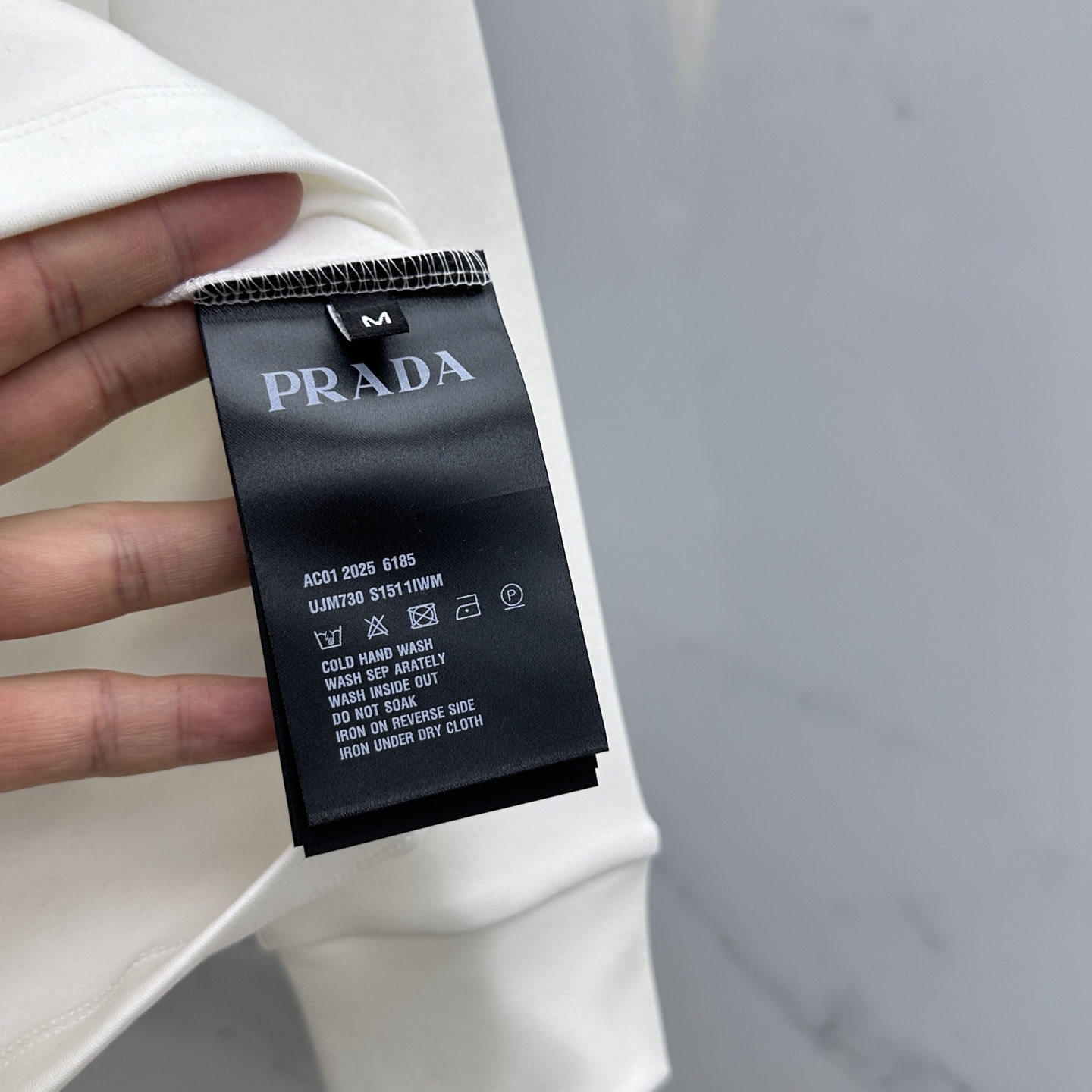 🆕Prada普拉达 2025秋冬新款长袖打底衫保暖，同步发售！定制专属纯棉面料，内微磨毛，胸前采用品牌l