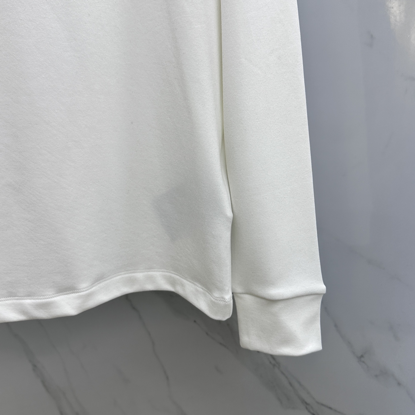 🆕Prada普拉达 2025秋冬新款长袖打底衫保暖，同步发售！定制专属纯棉面料，内微磨毛，胸前采用品牌l