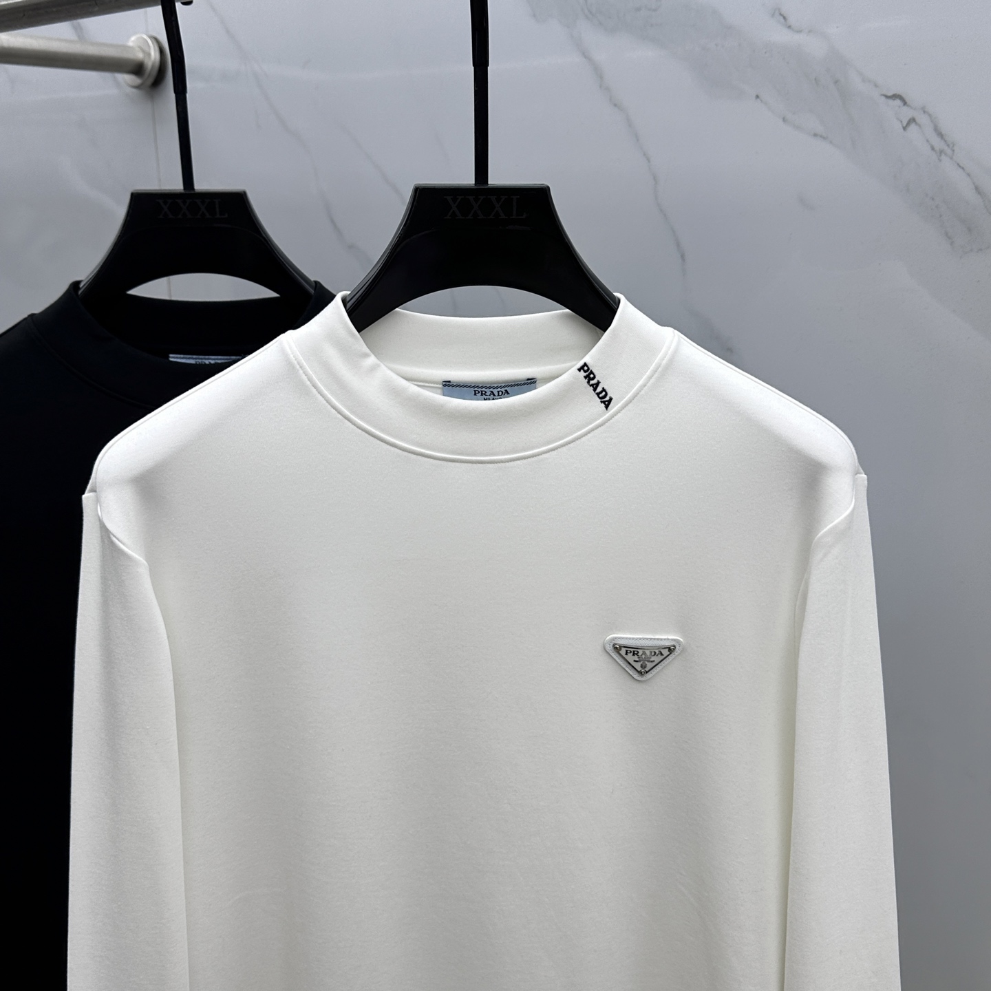 🆕Prada普拉达 2025秋冬新款长袖打底衫保暖，同步发售！定制专属纯棉面料，内微磨毛，胸前采用品牌l