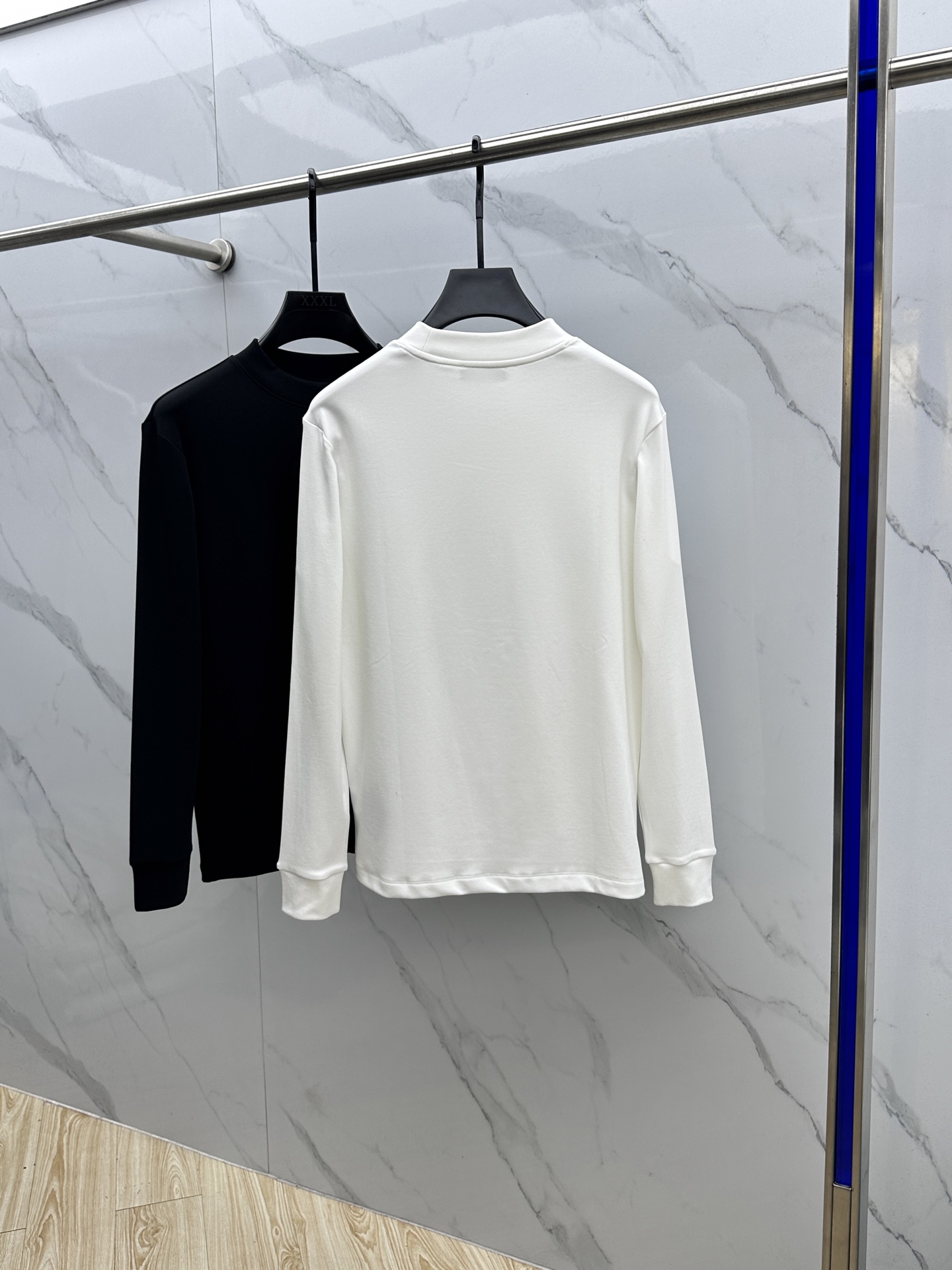 🆕Prada普拉达 2025秋冬新款长袖打底衫保暖，同步发售！定制专属纯棉面料，内微磨毛，胸前采用品牌l