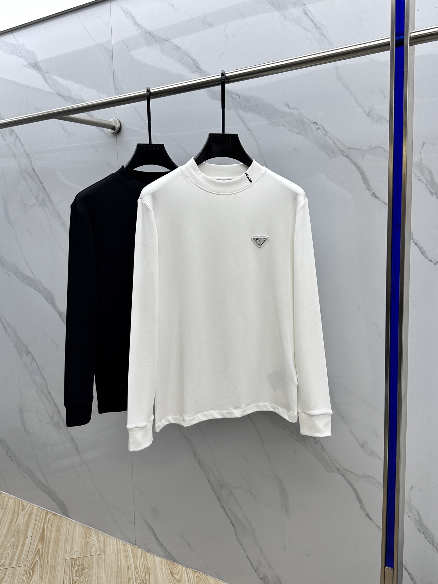 NO:622743,Prada's new 2025 autumn and winter long-sleeved bottoming shirts are warm and are on sale at the same time!  Customized exclusive pure cotton fabric, slightly brushed on the inside, with brand logo embroidered design on the chest!  Simple and elegant, easy to match and versatile, extremely high-grade, perfectly integrated into fashion and style, it is a top-notch fashionable style that is perfect for outer wear!  The whole thing gives people a natural feeling!  The ultimate classic and versatile short-sleeved style. Fans who pursue high quality should rush to buy it by themselves. We sincerely invite all fans who know the product to appreciate this style together!  !  dx size S-2XL,,prada,prada,T-shirt,alexander wang19860909Prada普拉达 2025秋冬新款长袖打底衫保暖,同步发售！定制专属纯棉面料,内微磨毛,胸前采用品牌logo图案刺绣设计！简约大方,从容百搭,档次极高,完美融入时尚还有风情感一款完美符合外穿的顶尖时髦气质款！整体给人浑然天成的感觉！极致经典的百搭型短袖,追求高品质的粉丝们请自行抢购,诚邀所有识货的粉丝一同鉴赏此款！！dx尺码S-2XL,,prada,prada,T-shirt,alexander wang,Men's clothing