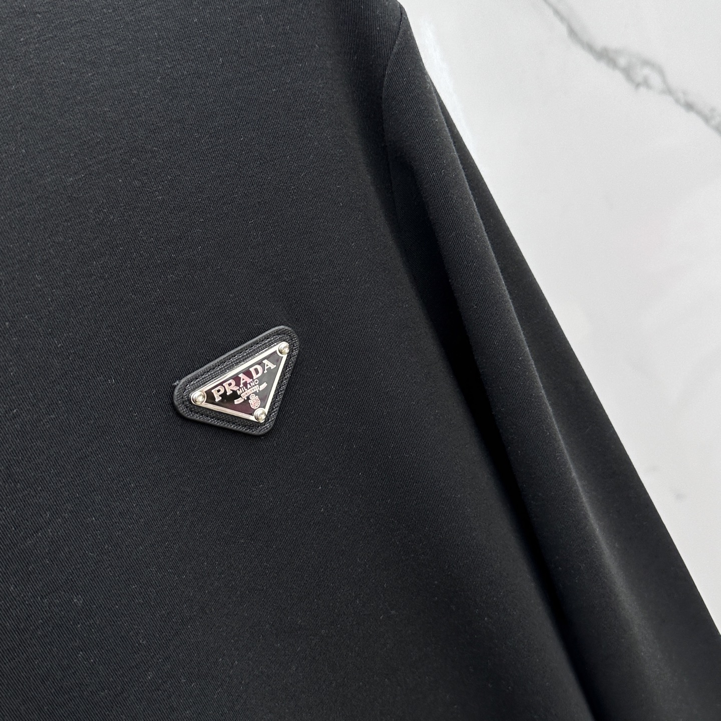 🆕Prada普拉达 2025秋冬新款长袖打底衫保暖，同步发售！定制专属纯棉面料，内微磨毛，胸前采用品牌l