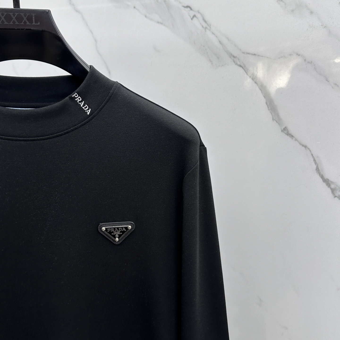 🆕Prada普拉达 2025秋冬新款长袖打底衫保暖，同步发售！定制专属纯棉面料，内微磨毛，胸前采用品牌l