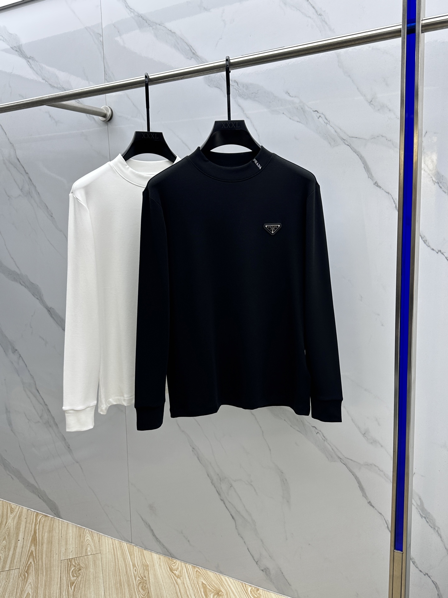 NO:598893,Prada's new 2025 autumn and winter long-sleeved bottoming shirts are warm and are on sale at the same time!  Customized exclusive pure cotton fabric, slightly brushed on the inside, with brand logo embroidered design on the chest!  Simple and elegant, easy to match and versatile, extremely high-grade, perfectly integrated into fashion and style, it is a top-notch fashionable style that is perfect for outer wear!  The whole thing gives people a natural feeling!  The ultimate classic and versatile short-sleeved style. Fans who pursue high quality should rush to buy it by themselves. We sincerely invite all fans who know the product to appreciate this style together!  !  dx size S-2XL,,prada,prada,T-shirt,alexander wang19860909Prada普拉达 2025秋冬新款长袖打底衫保暖,同步发售！定制专属纯棉面料,内微磨毛,胸前采用品牌logo图案刺绣设计！简约大方,从容百搭,档次极高,完美融入时尚还有风情感一款完美符合外穿的顶尖时髦气质款！整体给人浑然天成的感觉！极致经典的百搭型短袖,追求高品质的粉丝们请自行抢购,诚邀所有识货的粉丝一同鉴赏此款！！dx尺码S-2XL,,prada,prada,T-shirt,alexander wang,Men's clothing