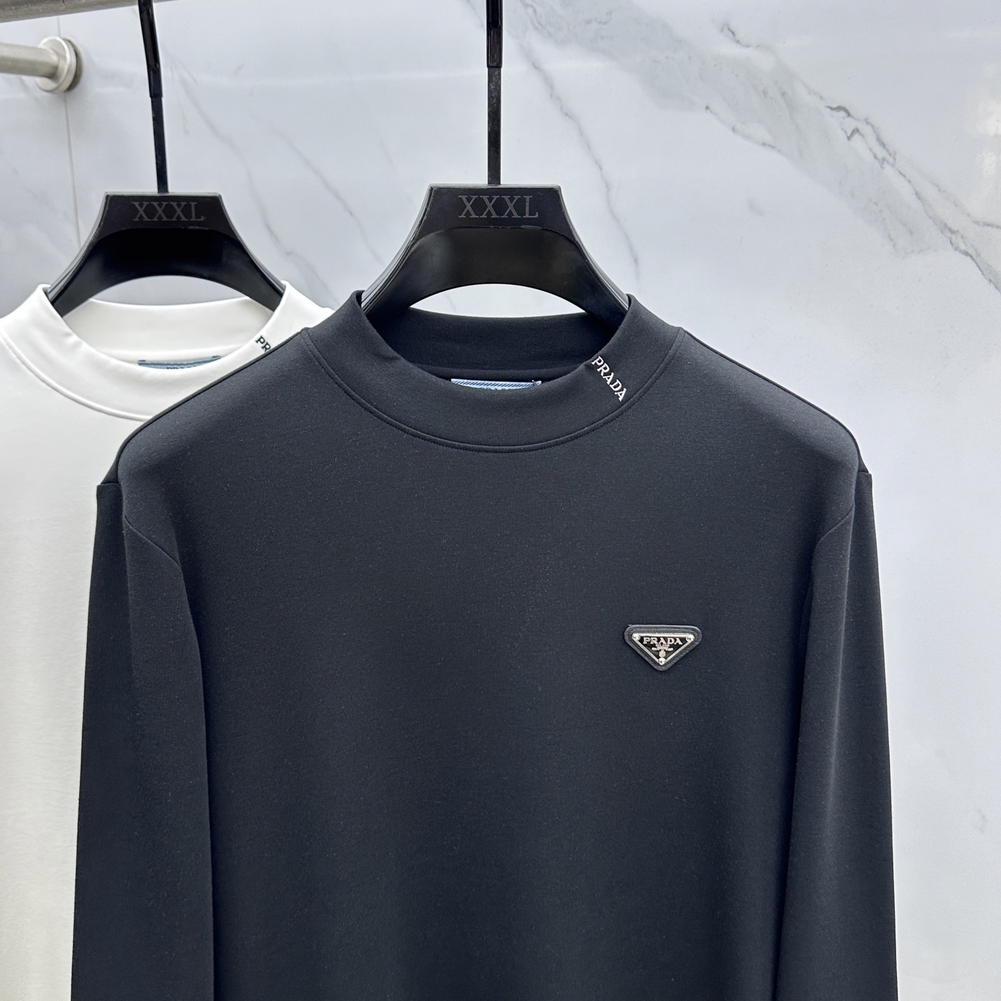 🆕Prada普拉达 2025秋冬新款长袖打底衫保暖，同步发售！定制专属纯棉面料，内微磨毛，胸前采用品牌l