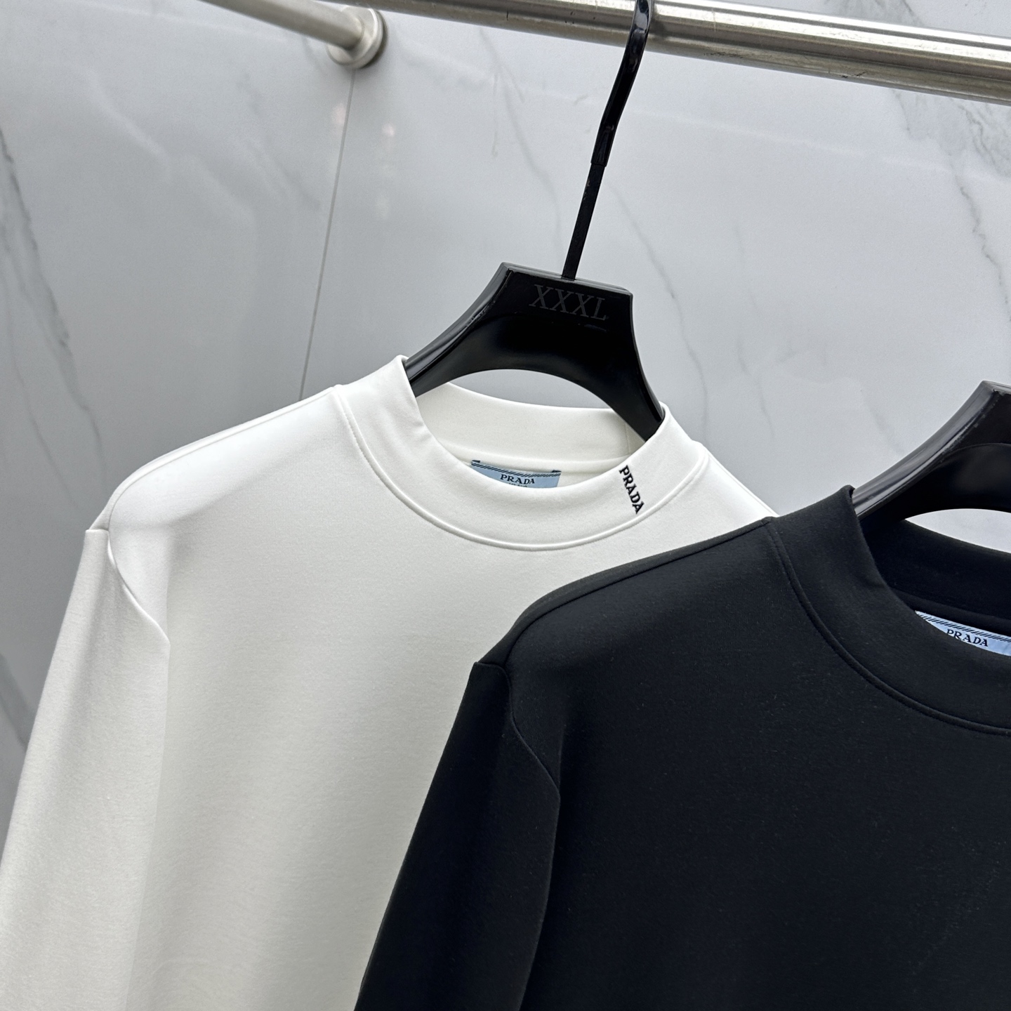 🆕Prada普拉达 2025秋冬新款长袖打底衫保暖，同步发售！定制专属纯棉面料，内微磨毛，胸前采用品牌l