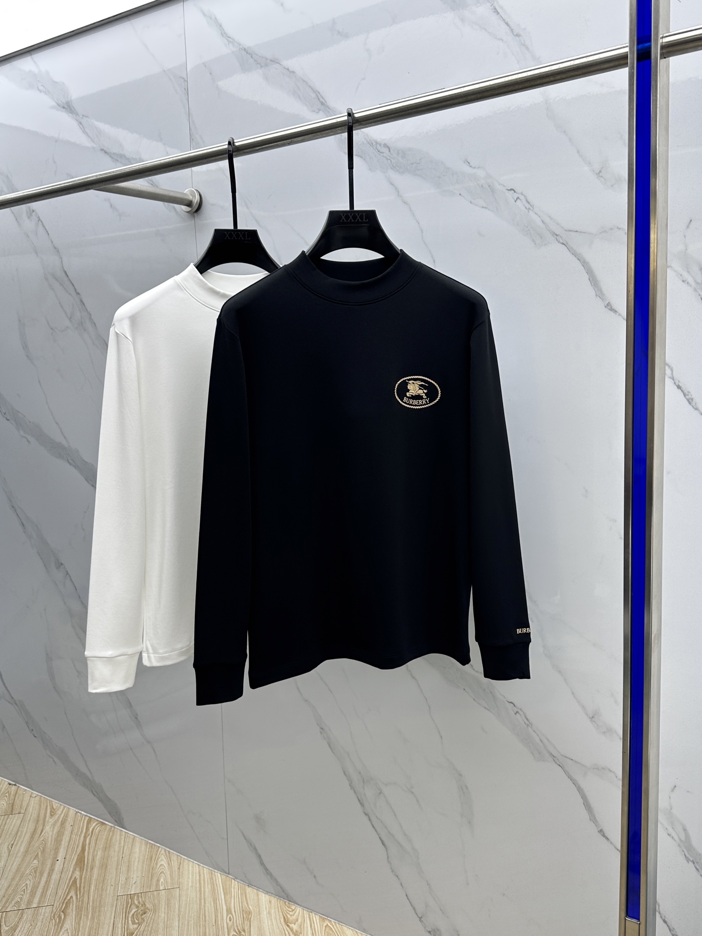 NO:598895,Burberry's new 2025 autumn and winter long-sleeved bottoming shirts are warm and are on sale simultaneously!  Customized exclusive pure cotton fabric, slightly brushed on the inside, with brand logo embroidered design on the chest!  Simple and elegant, easy to match and versatile, extremely high-grade, perfectly integrated into fashion and style, it is a top-notch fashionable style that is perfect for outer wear!  The whole thing gives people a natural feeling!  The ultimate classic and versatile short-sleeved style. Fans who pursue high quality should rush to buy it by themselves. We sincerely invite all fans who know the product to appreciate this style together!  !  dx size S-2XL,,burberry,burberry,T-shirt,alexander wang19860909Burberry巴宝莉 2025秋冬新款长袖打底衫保暖,同步发售！定制专属纯棉面料,内微磨毛,胸前采用品牌logo图案刺绣设计！简约大方,从容百搭,档次极高,完美融入时尚还有风情感一款完美符合外穿的顶尖时髦气质款！整体给人浑然天成的感觉！极致经典的百搭型短袖,追求高品质的粉丝们请自行抢购,诚邀所有识货的粉丝一同鉴赏此款！！dx尺码S-2XL,,burberry,burberry,T-shirt,alexander wang,Men's clothing