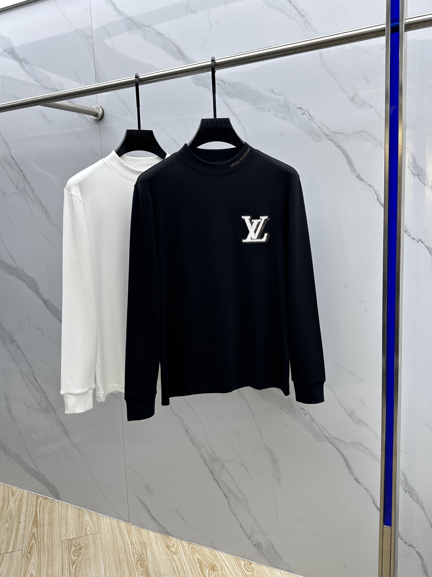 NO:598897,LV Louis Vuitton's new 2025 autumn and winter long-sleeved bottoming shirt to keep warm, on sale simultaneously!  Customized exclusive pure cotton fabric, slightly brushed on the inside, with brand logo embroidered design on the chest!  Simple and elegant, easy to match and versatile, extremely high-grade, perfectly integrated into fashion and style, it is a top-notch fashionable style that is perfect for outer wear!  The whole thing gives people a natural feeling!  The ultimate classic and versatile short-sleeved style. Fans who pursue high quality should rush to buy it by themselves. We sincerely invite all fans who know the product to appreciate this style together!  !  dx size S-2XL,,louis vuitton,louis vuitton,T-shirt,alexander wang19860909LV路易威登 2025秋冬新款长袖打底衫保暖,同步发售！定制专属纯棉面料,内微磨毛,胸前采用品牌logo图案刺绣设计！简约大方,从容百搭,档次极高,完美融入时尚还有风情感一款完美符合外穿的顶尖时髦气质款！整体给人浑然天成的感觉！极致经典的百搭型短袖,追求高品质的粉丝们请自行抢购,诚邀所有识货的粉丝一同鉴赏此款！！dx尺码S-2XL,,louis vuitton,louis vuitton,T-shirt,alexander wang,Men's clothing