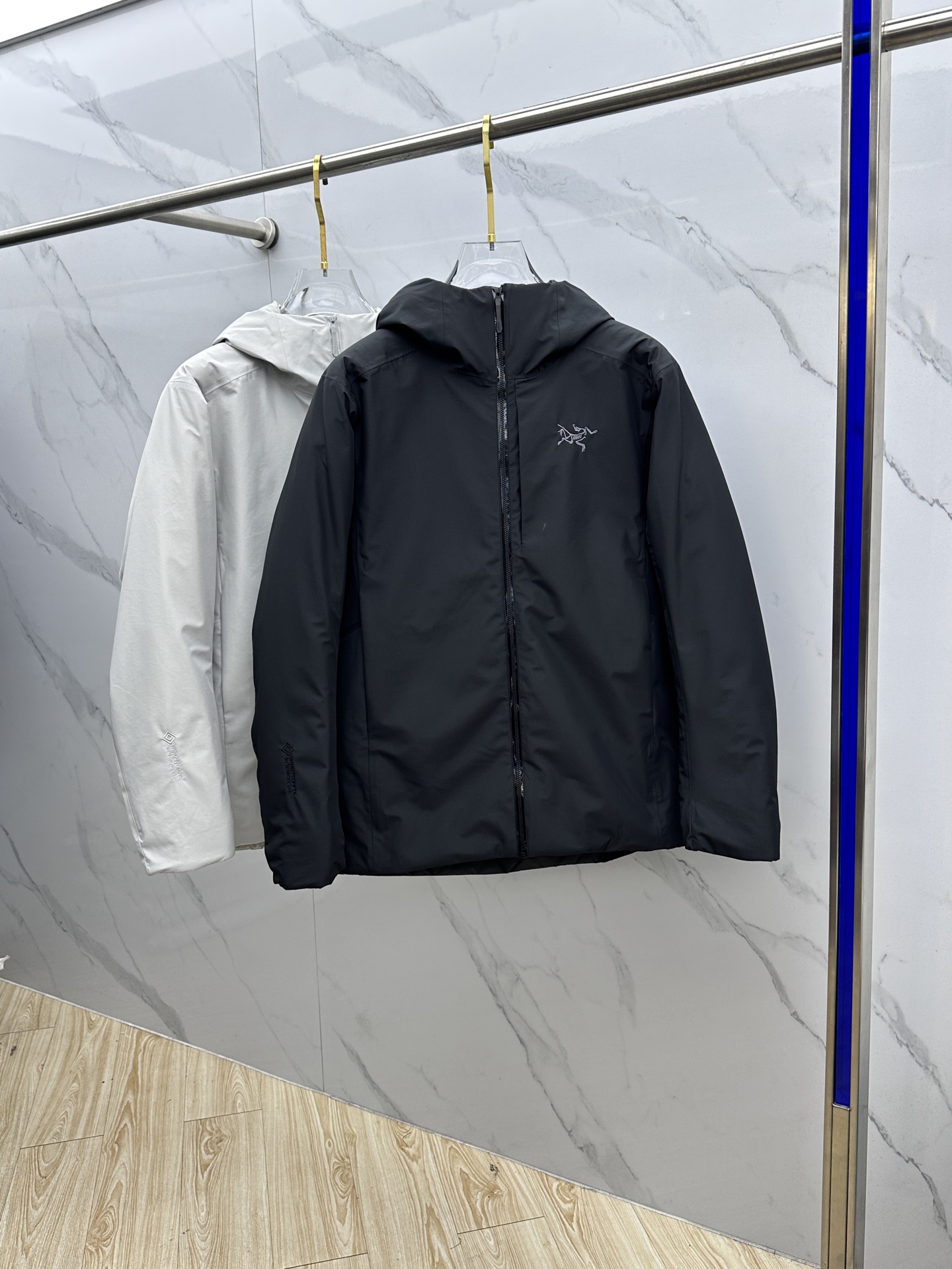 NO:598901,ARCTERYX 2025ss new hooded thermal cotton jacket is thick and fluffy, simple design, with brand logo, suitable for daily wear or light outdoor activities, embroidered logo, very light and warm, real C cotton-filled armpit splicing fabric, more ergonomic, very good workmanship, easy to layer hard shell or soft shell on the outside, longer service life. Hei can be used for autumn and winter hiking!  Size S-XXL,arc'teryx,hats,alexander wang19860909ARCTERYX始祖鸟 2025ss新款连帽保暖棉服加厚蓬松,简约设计,带有品牌标志,适合日常穿搭或轻度户外活动,刺绣标 非常轻盈 保暖 真正的C棉填充腋下拼接面料 更符合人体工学 做工非常好 ,在外面轻松叠加硬壳,软壳,使用寿命更长.hei使用于秋冬徒步！ 尺码S-XXL,arc'teryx,hats,alexander wang,Men's clothing