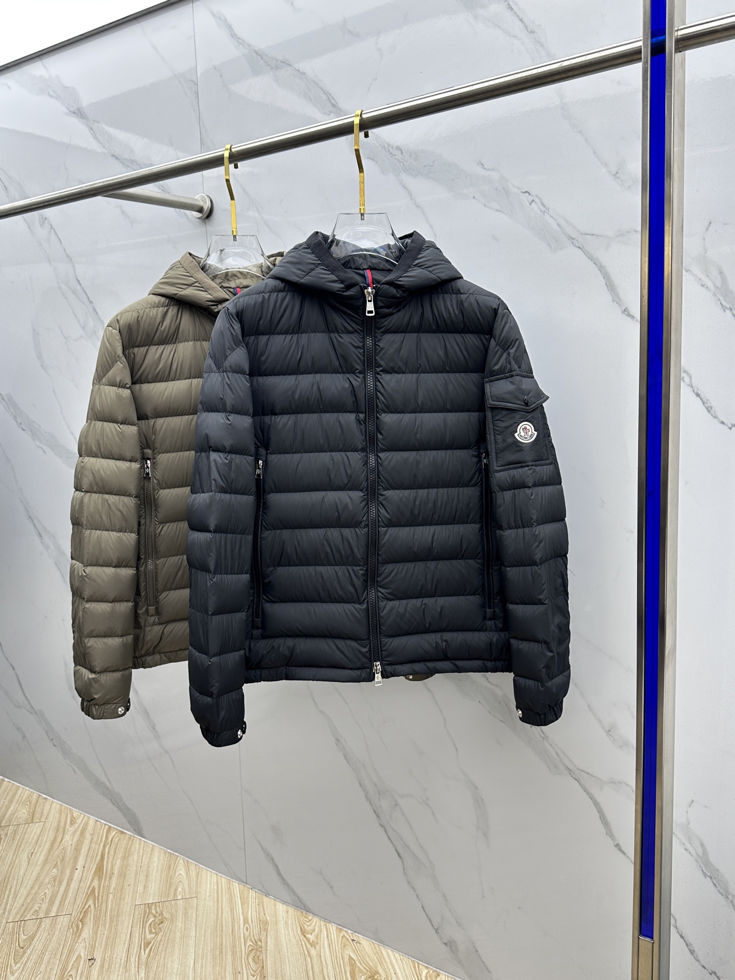 NO:598903,Moncler Mouth 2025 latest fashionable down jacket hooded down jacket, top hot winter down jacket, hot light and warm down jacket, arm pocket badge, 90# white goose down filling, every detail shows craftsmanship, enough advanced structural tailoring design changes to show men's diverse image changes, slim fit, tailoring, to meet the current popular multi-layered wear, versatile style for life!  023 Size 48-56,,Moncler,jackets & coats,down jacket,hats,alexander wang19860909Moncler蒙口 2025最新款时尚羽绒外套连帽羽绒服,冬季顶级爆款羽绒服,爆款轻薄保暖羽绒服,手臂口袋徽章,90#白鹅绒填充,处处细节显工艺足够的高级结构性剪裁的设计改变来展现男士多样的形象变化,修身利落、剪裁合体,满足时下正流行的多层次穿搭,生活百搭款式！023 码数48-56,,Moncler,jackets & coats,down jacket,hats,alexander wang,Men's clothing