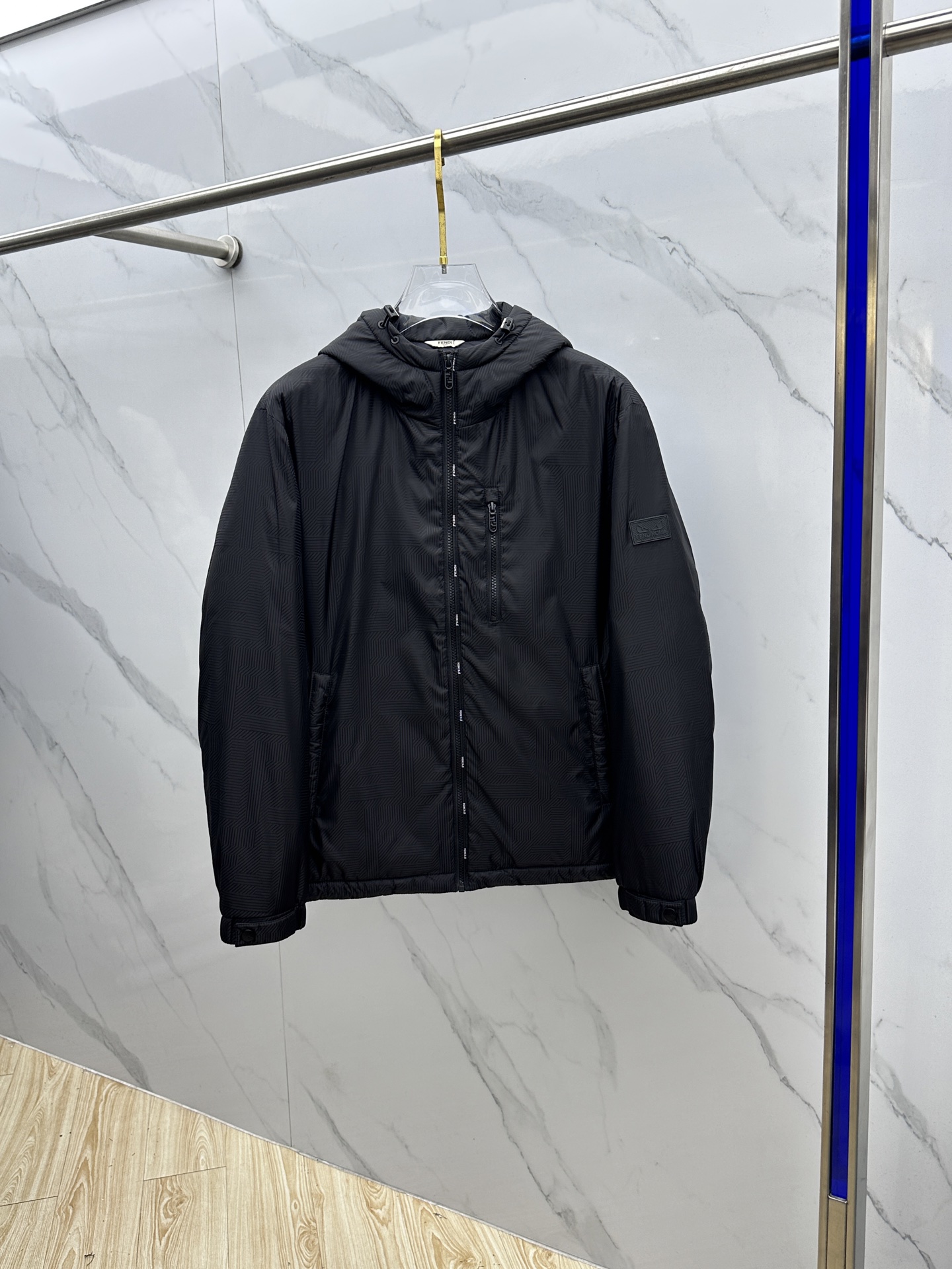 NO:598905,Fendi Fendi 2025 latest fashionable down jacket hooded down jacket, double FF jacquard, top hot winter down jacket, hot light and warm down jacket, arm rubber label, 90# white goose down filling, every detail shows craftsmanship, enough advanced structural tailoring design changes to show men's diverse image changes, slim fit, tailoring, to meet the current trend of multi-layered wear, versatile style in life!  023 code number 48-56,,fendi,fendi,jackets & coats,down jacket,hats,alexander wang19860909Fendi芬迪 2025最新款时尚羽绒外套连帽羽绒服,双FF提花,冬季顶级爆款羽绒服,爆款轻薄保暖羽绒服,手臂胶标,90#白鹅绒填充,处处细节显工艺足够的高级结构性剪裁的设计改变来展现男士多样的形象变化,修身利落、剪裁合体,满足时下正流行的多层次穿搭,生活百搭款式！023 码数48-56,,fendi,fendi,jackets & coats,down jacket,hats,alexander wang,Men's clothing