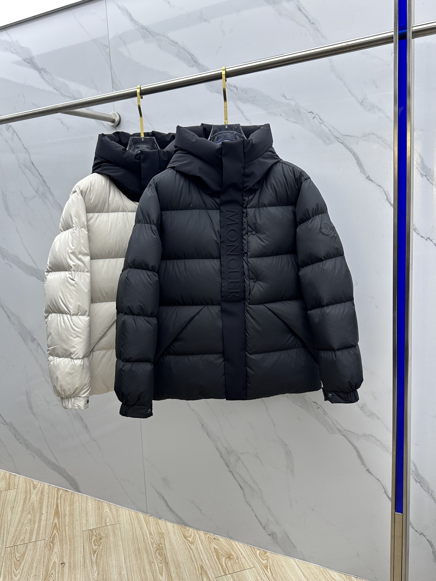 NO:598908,Moncler muzzle black warrior high version 2025ss new fashionable casual down jacket in autumn and winter, hooded and non-detachable. Every detail shows that the craftsmanship is high enough. The design changes of structural tailoring show the diverse image changes of men. The slim fit and tailored fit meet the popular multi-layered outfits. 023 life versatile style. Size 1-5, Moncler, jackets & coats, down jacket, hats, alexander wang19860909Moncler蒙口 黑武士高版本 2025ss秋冬新款时尚休闲羽绒外套连帽不可拆.处处细节显工艺足够的高级,结构性剪裁的设计改变来展现男士多样的形象变化,修身利落、剪裁合体,满足时下正流行的多层次穿搭,023生活百搭款式 码数1-5,,Moncler,jackets & coats,down jacket,hats,alexander wang,Men's clothing