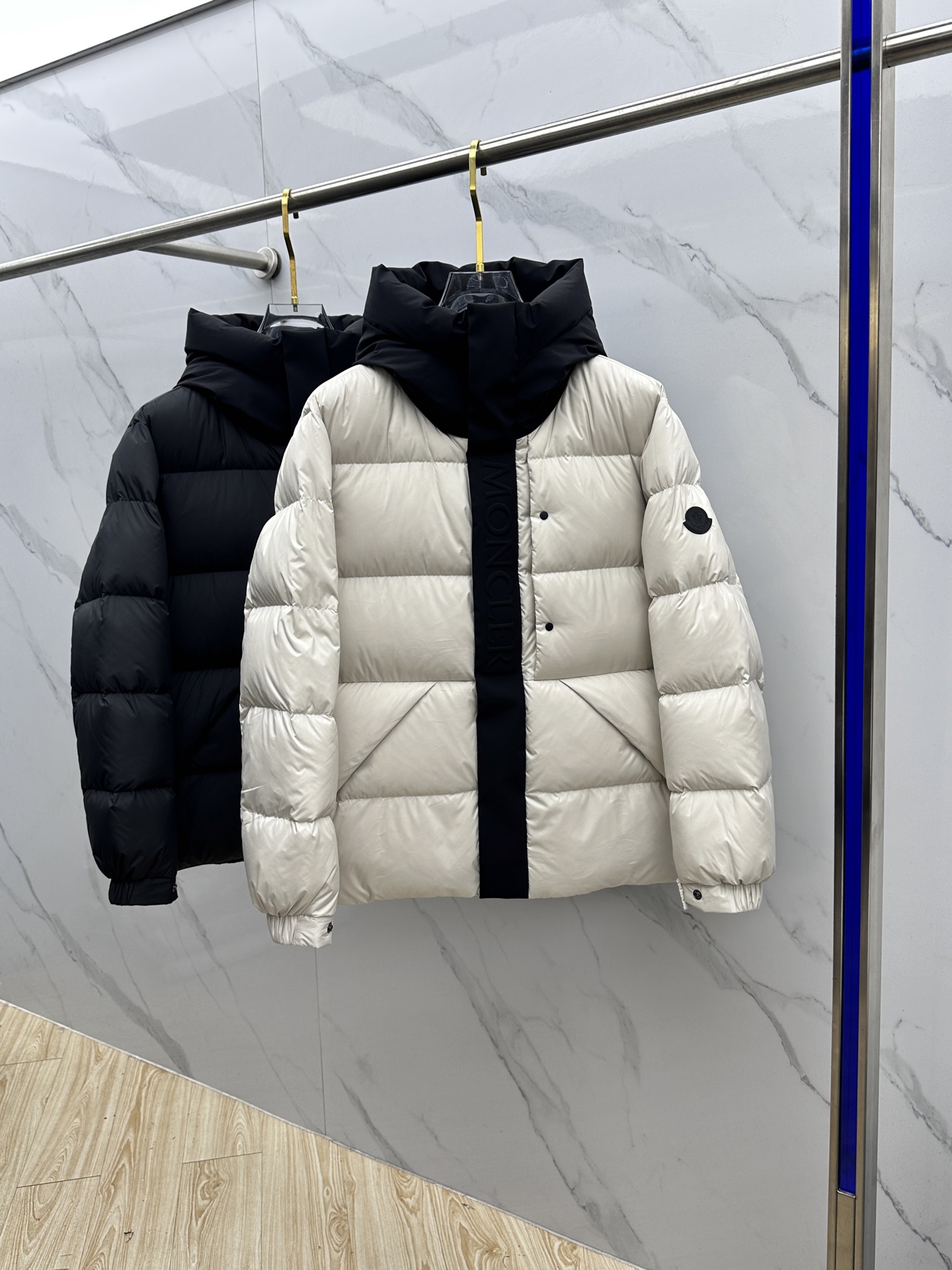 NO:598002,Moncler Mouth Black Warrior high version 2025ss new fashionable casual down jacket in autumn and winter, hooded and non-detachable. Every detail shows that the craftsmanship is high enough, and the design changes of structural tailoring show the diverse image changes of men. It is slim and neat, and tailored to meet the popular multi-layered wear. 023 life versatile style, code number 1-5,, Moncler, jackets & coats, down jacket, hats, alexander wang19860909Moncler蒙口 黑武士高版本 2025ss秋冬新款时尚休闲羽绒外套连帽不可拆.处处细节显工艺足够的高级,结构性剪裁的设计改变来展现男士多样的形象变化,修身利落、剪裁合体,满足时下正流行的多层次穿搭,023生活百搭款式 码数1-5,,Moncler,jackets & coats,down jacket,hats,alexander wang,Men's clothing