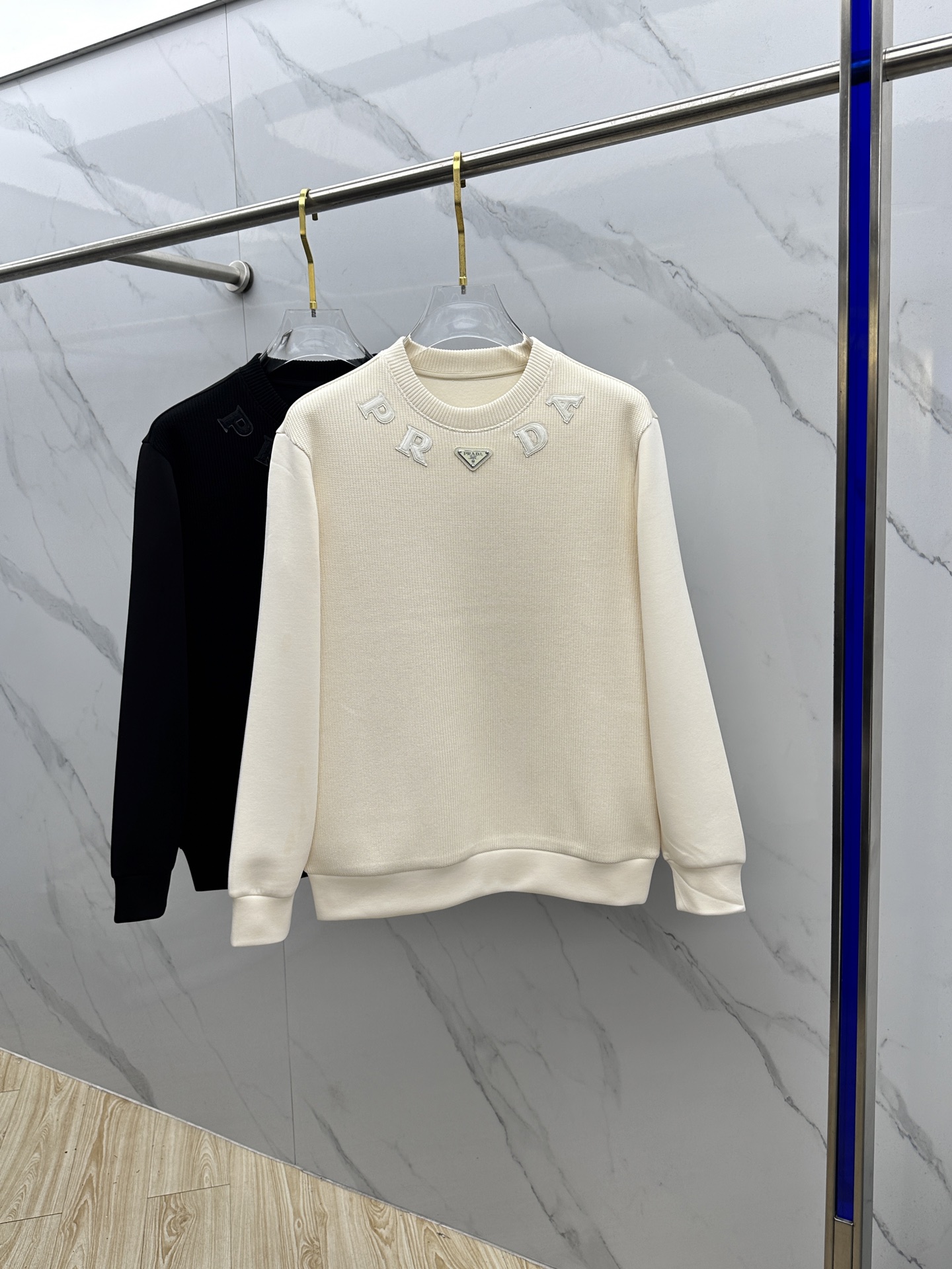 NO:601280,Prada Prada 2025ss autumn and winter cashmere wool pullover sweatshirt is very bright, with logo embroidery and triangle logo. The details highlight the texture. The overall design is fashionable and has a modern fit. The collar slightly fits the neck, making the overall upper body look more youthful and fashionable. The fabric is made of custom-woven wool blend material. It has the characteristics of easy care. The surface has a wool texture. The upper body is comfortable and warm. It looks high-end and has a good crisp feeling at the same time. 023  Size M-XXXL,,prada,prada,hoodie,sweatshirts,alexander wang19860909Prada普拉达 2025ss秋冬 羊绒羊毛套头卫衣 很有亮点,标志刺绣 三角标 细节上凸显质感 整体设计上身时尚而赋予现代气息感合体的剪裁,领口微微贴合颈部,让整体上身更显年轻时尚 , 面料采用客供定织羊毛混纺材质 有着易打理的特点 表面有着羊毛质感 上身舒适保暖 ,显高档的同时 又有很好挺括感 023 尺码M-XXXL,,prada,prada,hoodie,sweatshirts,alexander wang,Men's clothing