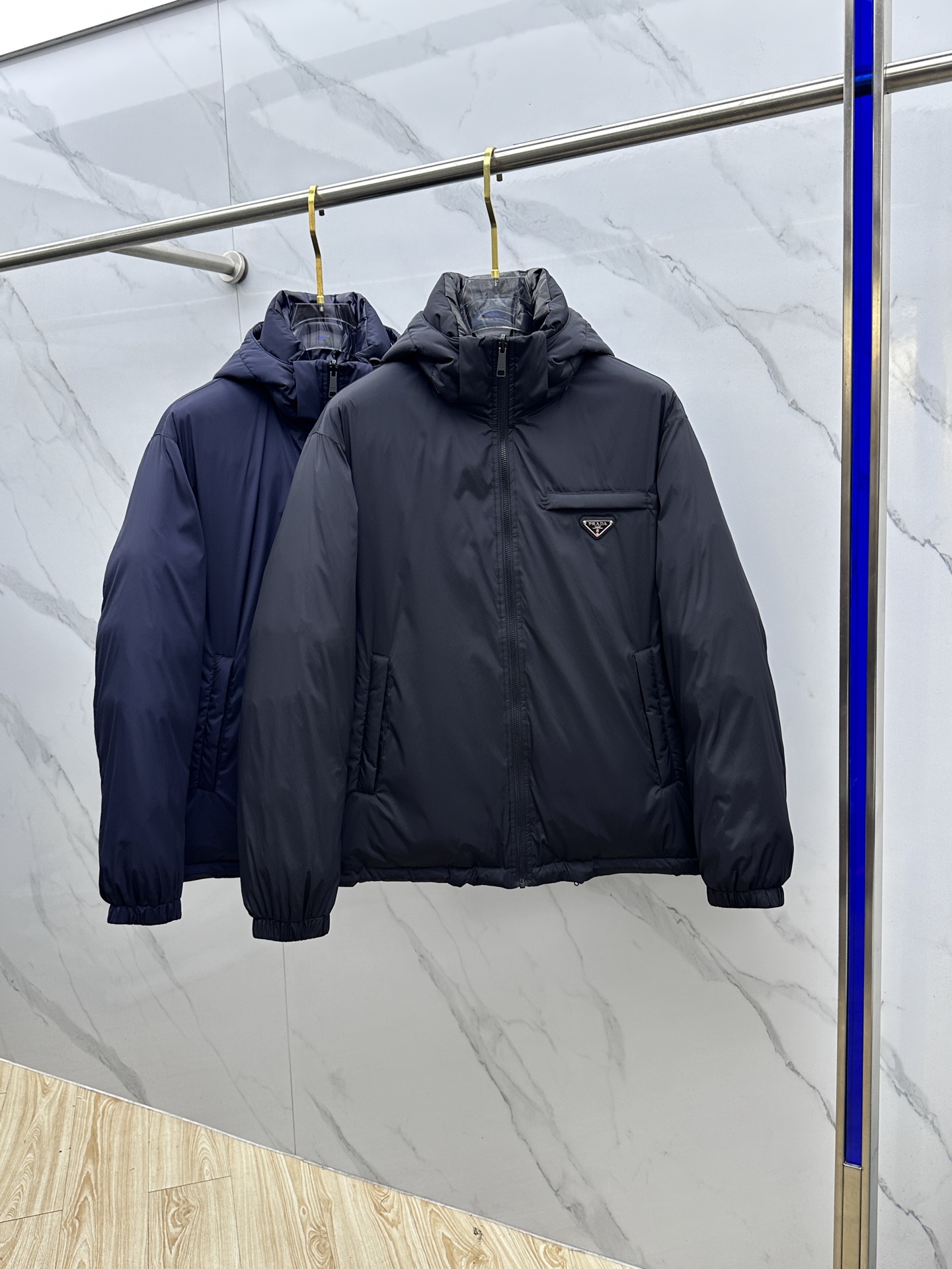 NO:601287,Prada Reversible 2025ss new fashionable casual down jacket hooded (removable) for autumn and winter. Every detail shows high-end craftsmanship. The design changes of structural tailoring show the diverse image changes of men. It is slim and neat, and tailored to meet the popular multi-layered wear. hs life versatile style. Size 48-56, prada, prada, jackets & coats, down jacket, hats, alexander wang19860909Prada普拉达 双面穿 2025ss秋冬新款时尚休闲羽绒外套连帽（可拆卸）.处处细节显工艺足够的高级,结构性剪裁的设计改变来展现男士多样的形象变化,修身利落、剪裁合体,满足时下正流行的多层次穿搭,hs生活百搭款式 码数48-56,,prada,prada,jackets & coats,down jacket,hats,alexander wang,Men's clothing