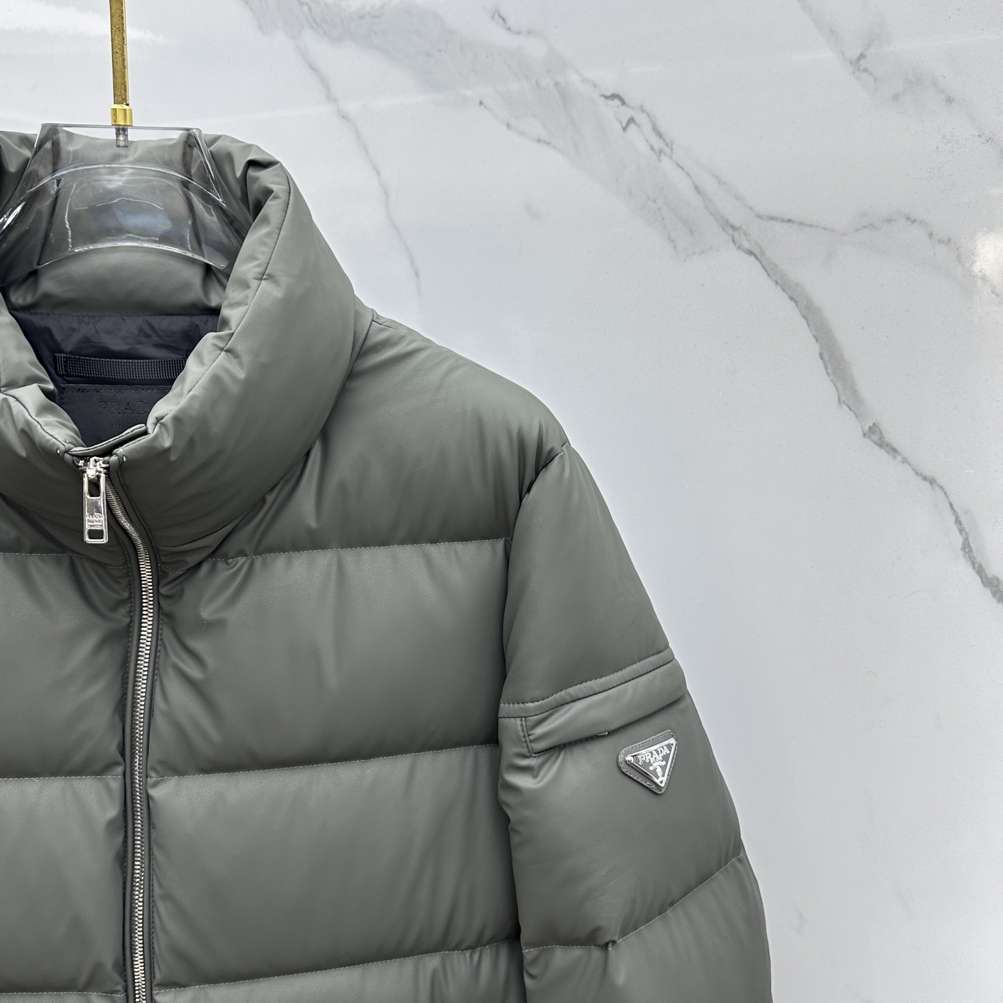 🆕Prada普拉达 2025ss秋冬新款时尚休闲羽绒外套，立领羽绒服处处细节显工艺足够的高级，结构性剪裁