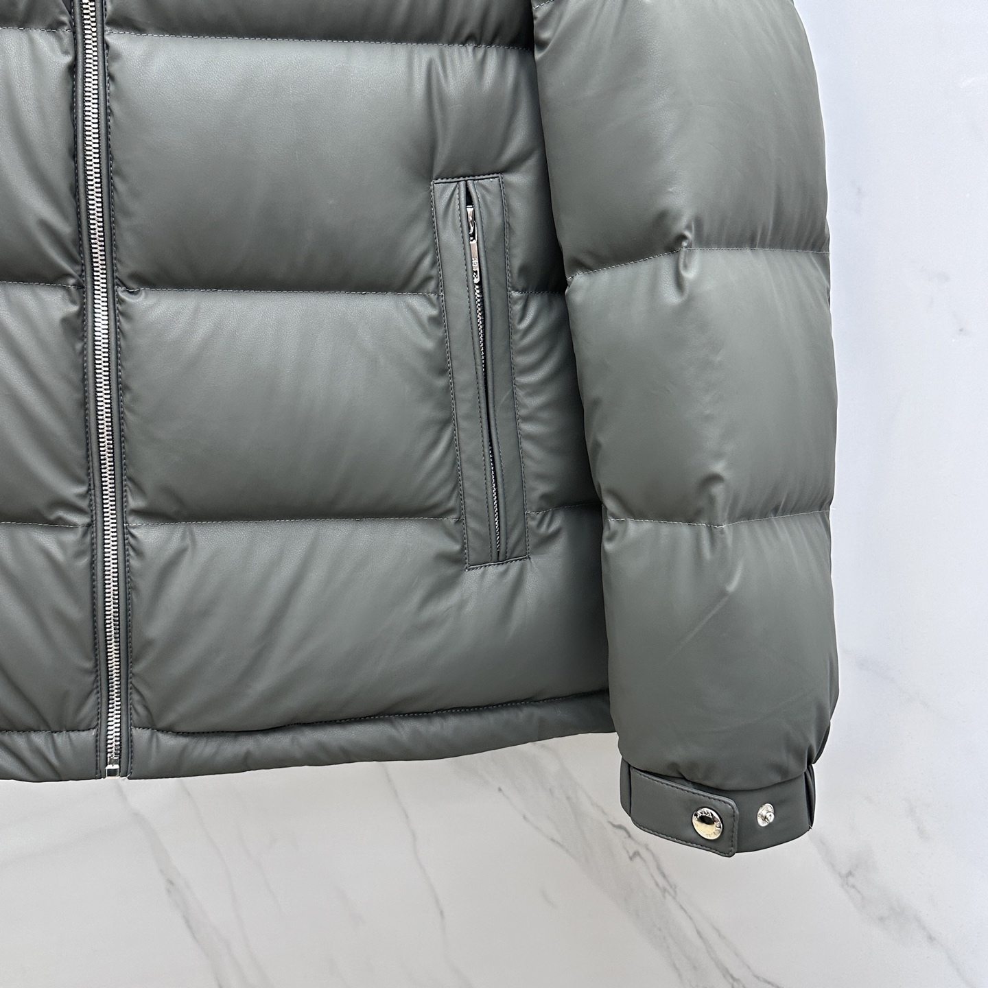 🆕Prada普拉达 2025ss秋冬新款时尚休闲羽绒外套，立领羽绒服处处细节显工艺足够的高级，结构性剪裁