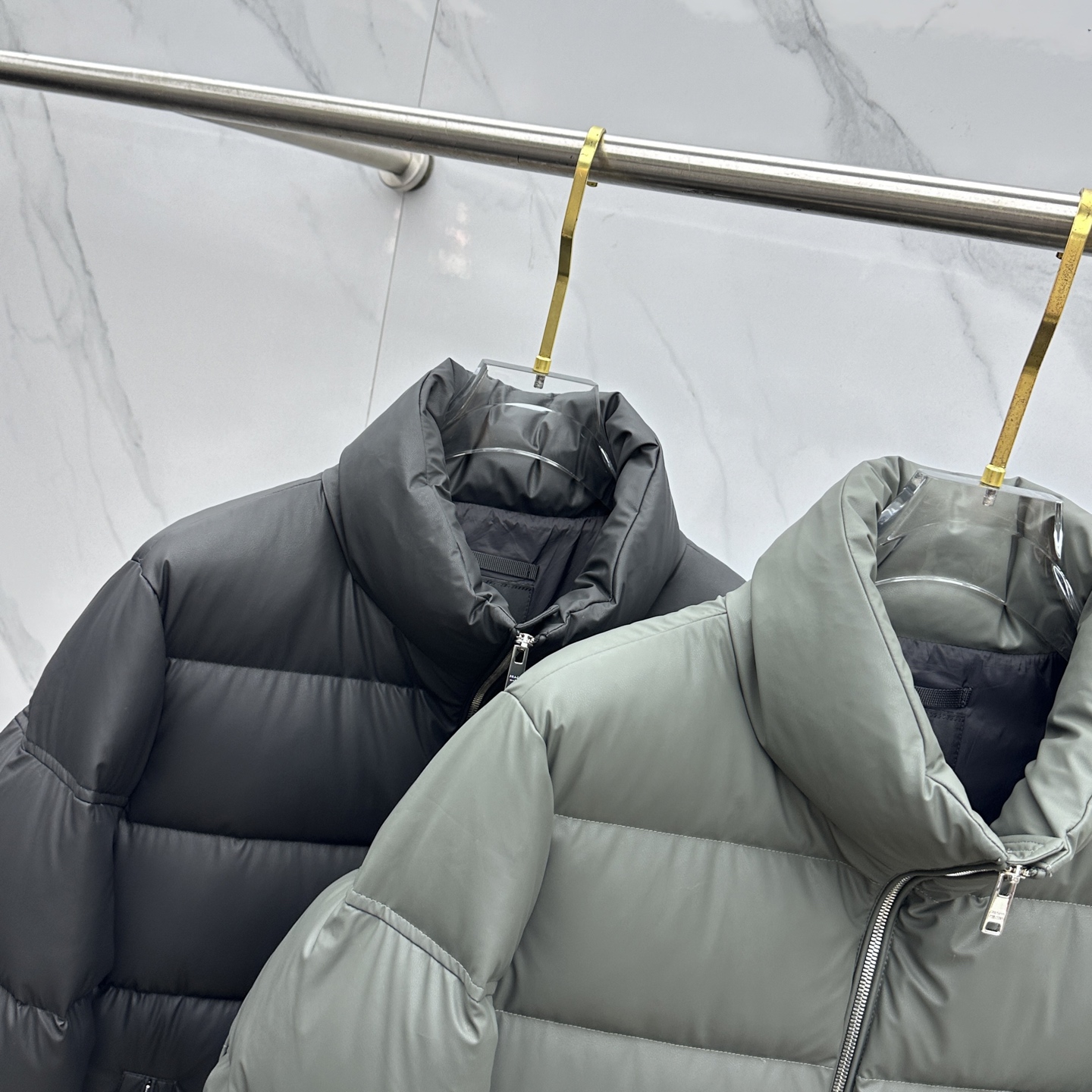 🆕Prada普拉达 2025ss秋冬新款时尚休闲羽绒外套，立领羽绒服处处细节显工艺足够的高级，结构性剪裁