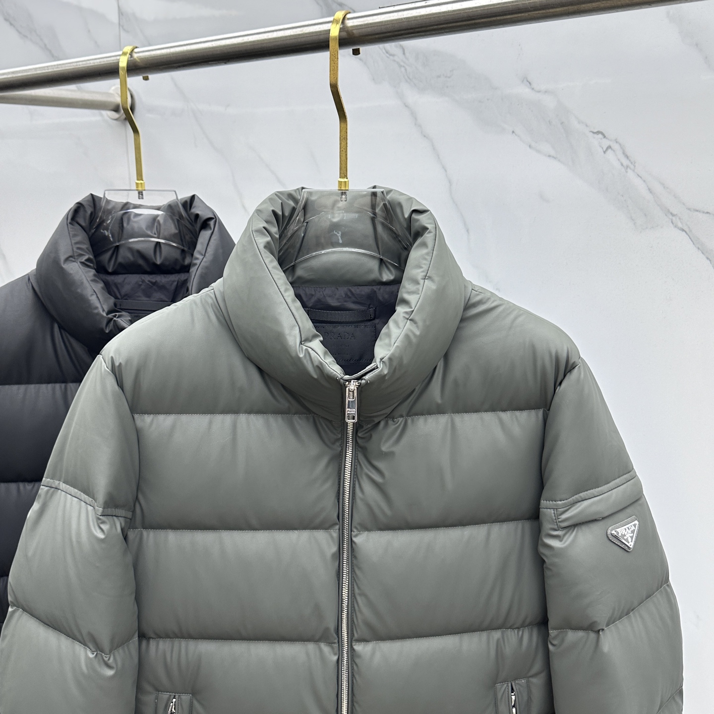 🆕Prada普拉达 2025ss秋冬新款时尚休闲羽绒外套，立领羽绒服处处细节显工艺足够的高级，结构性剪裁