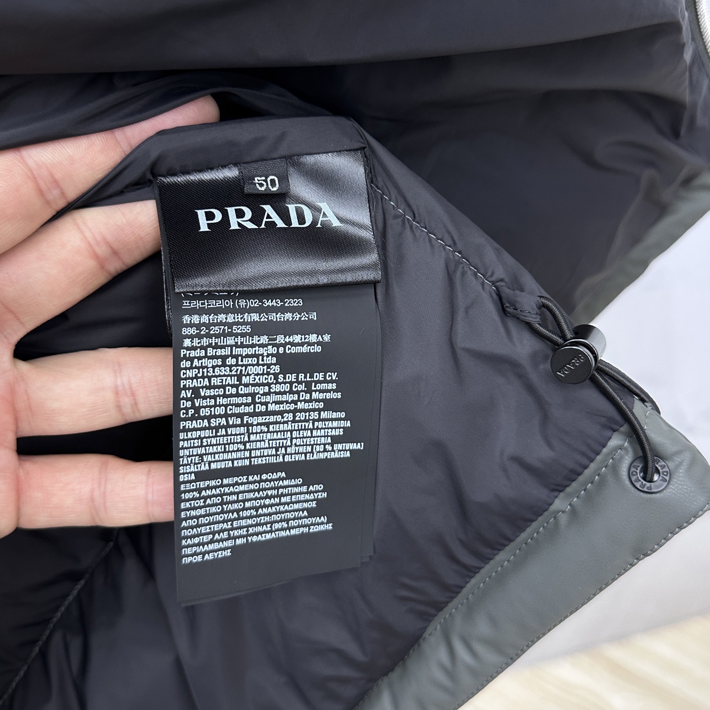 🆕Prada普拉达 2025ss秋冬新款时尚休闲羽绒外套，立领羽绒服处处细节显工艺足够的高级，结构性剪裁