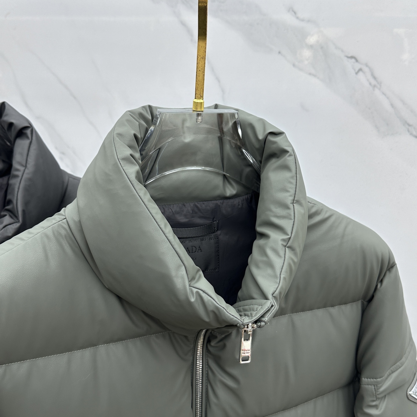 🆕Prada普拉达 2025ss秋冬新款时尚休闲羽绒外套，立领羽绒服处处细节显工艺足够的高级，结构性剪裁