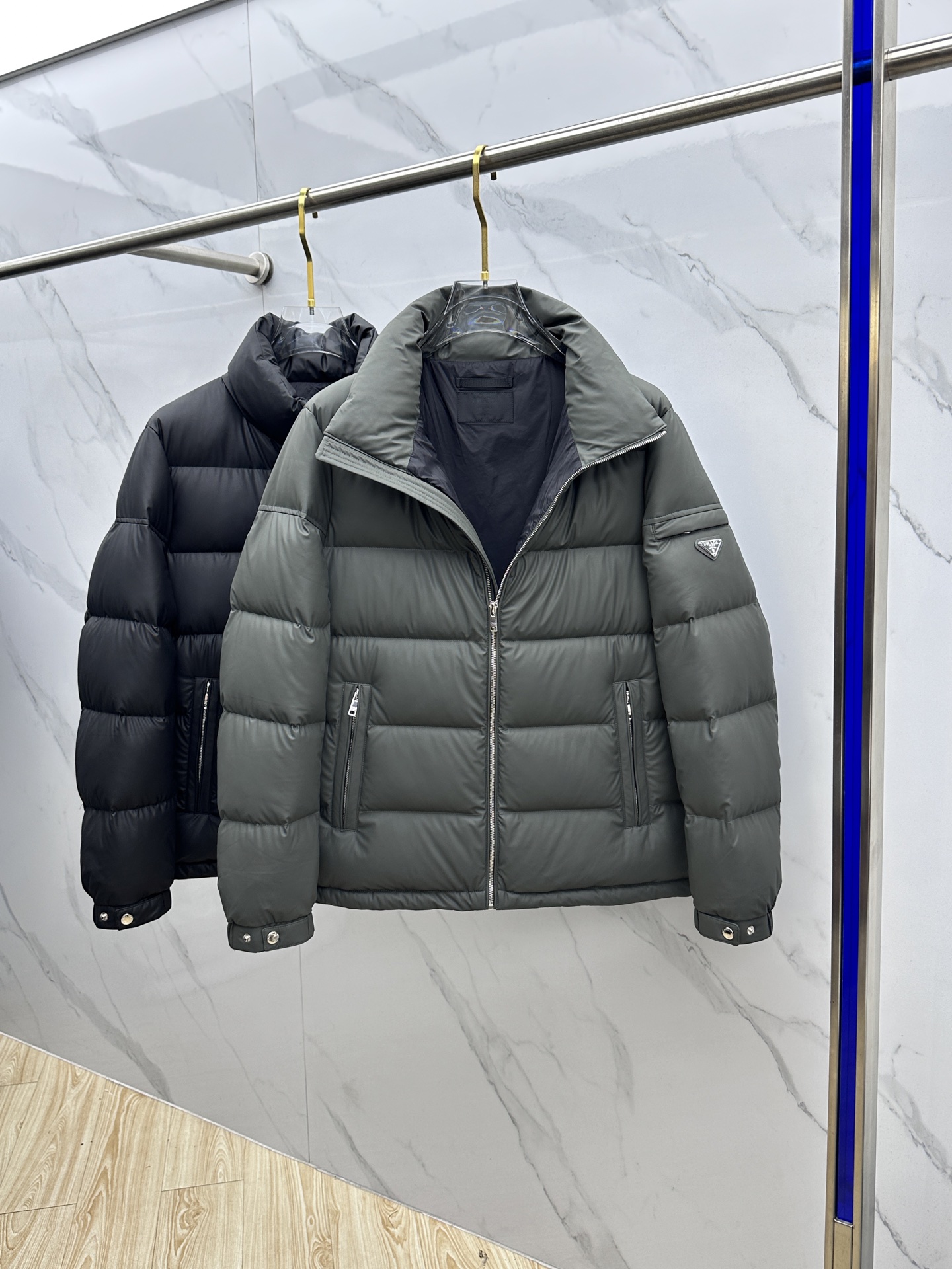 🆕Prada普拉达 2025ss秋冬新款时尚休闲羽绒外套，立领羽绒服处处细节显工艺足够的高级，结构性剪裁
