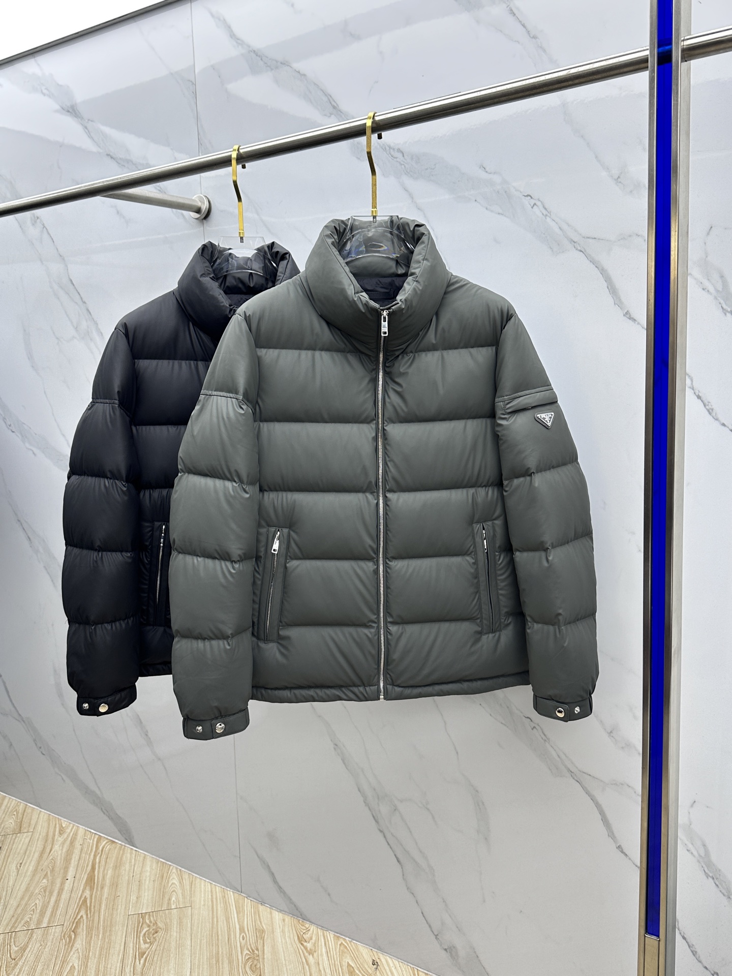 🆕Prada普拉达 2025ss秋冬新款时尚休闲羽绒外套，立领羽绒服处处细节显工艺足够的高级，结构性剪裁