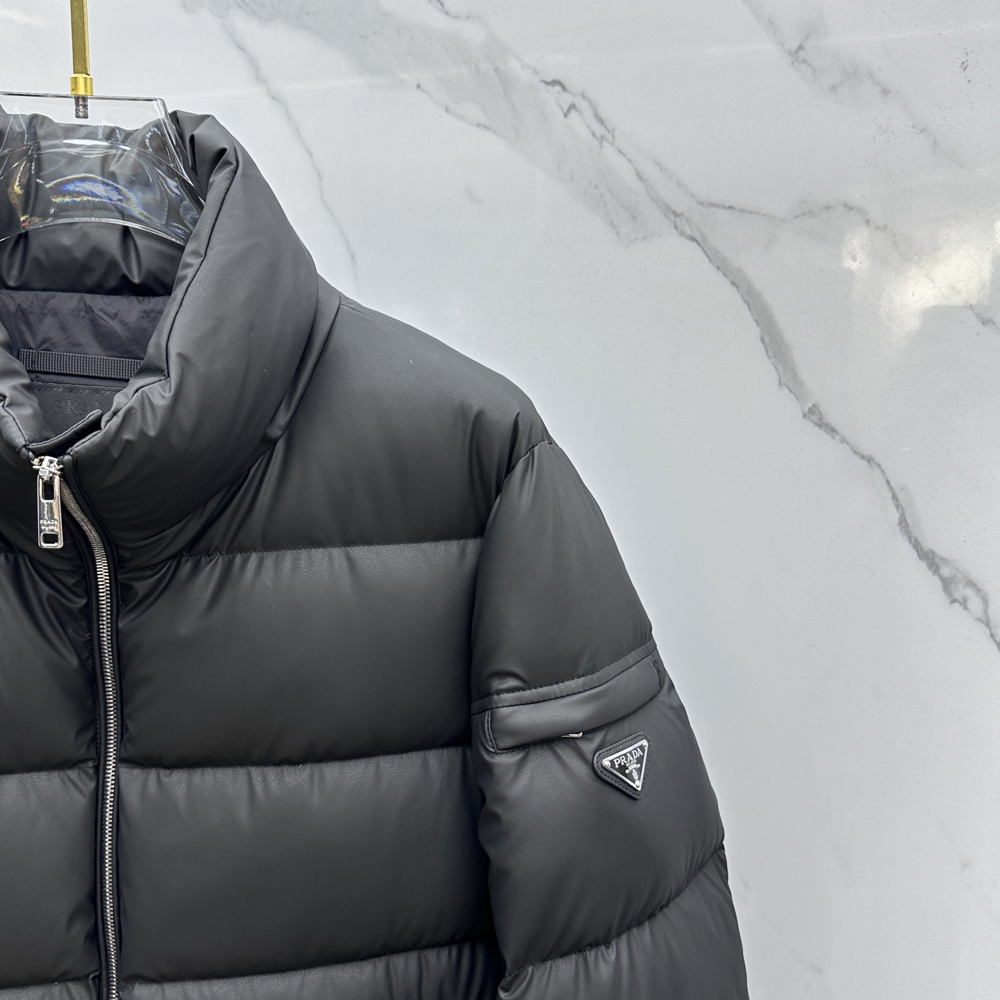 🆕Prada普拉达 2025ss秋冬新款时尚休闲羽绒外套，立领羽绒服处处细节显工艺足够的高级，结构性剪裁