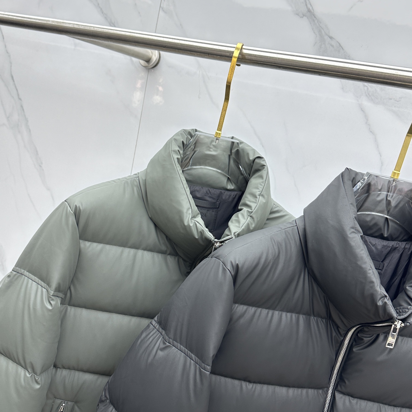 🆕Prada普拉达 2025ss秋冬新款时尚休闲羽绒外套，立领羽绒服处处细节显工艺足够的高级，结构性剪裁