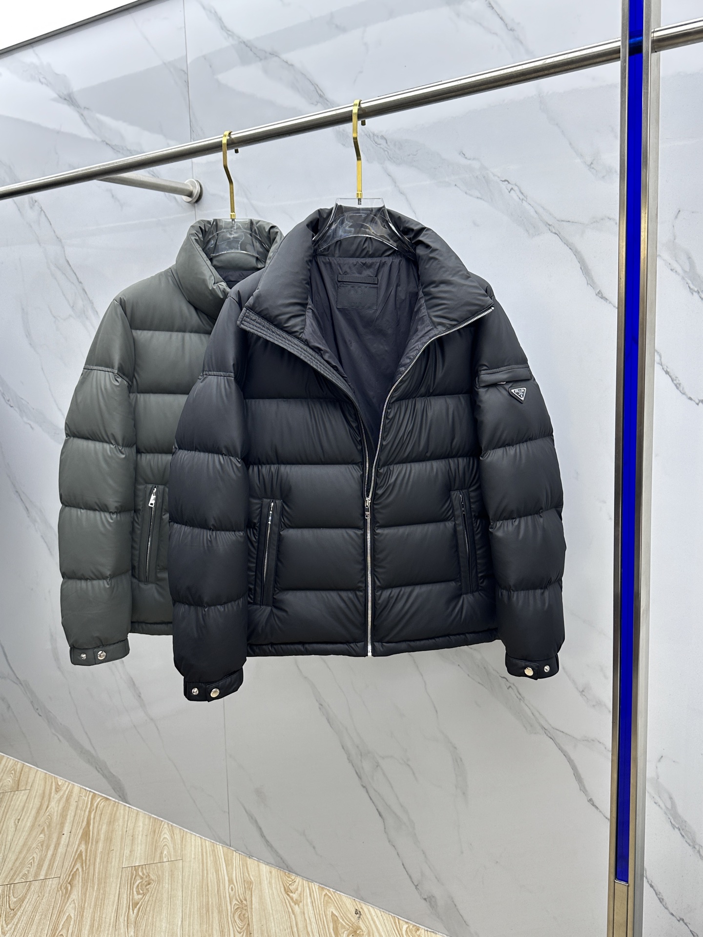 🆕Prada普拉达 2025ss秋冬新款时尚休闲羽绒外套，立领羽绒服处处细节显工艺足够的高级，结构性剪裁
